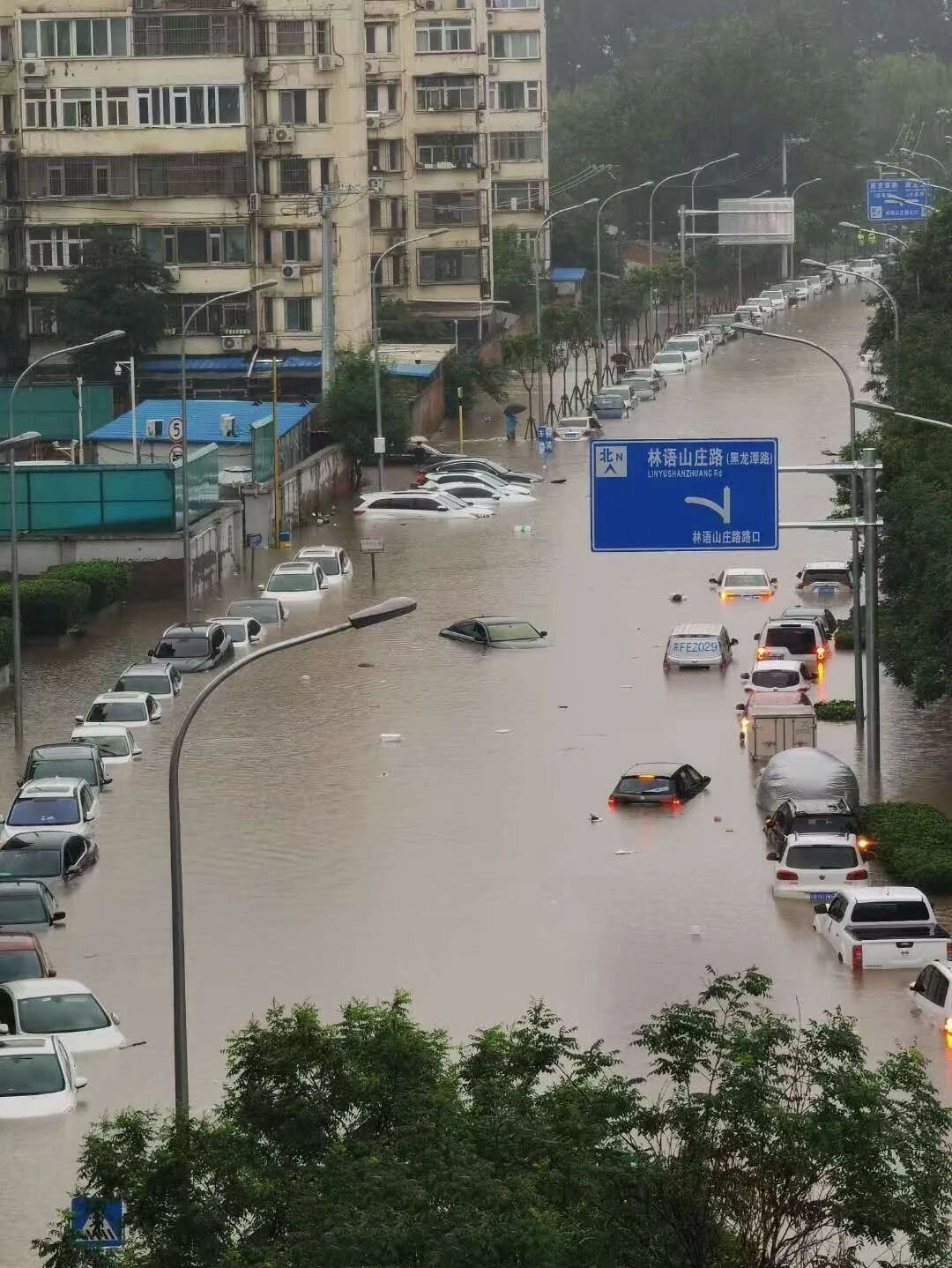 98北京下大雨,西山林语小区淹了一条街 坐标  这边挨着百望山,一
