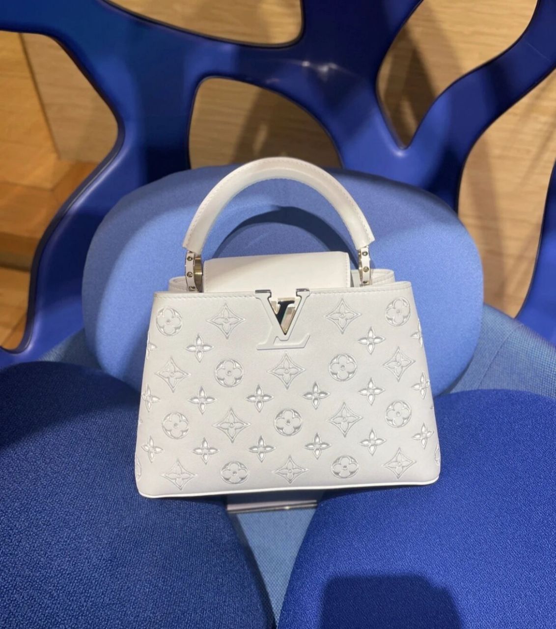 lv 最最新款卡普辛包包～ 【新品上市】 镂空刺绣工艺 雪花般纯洁美好