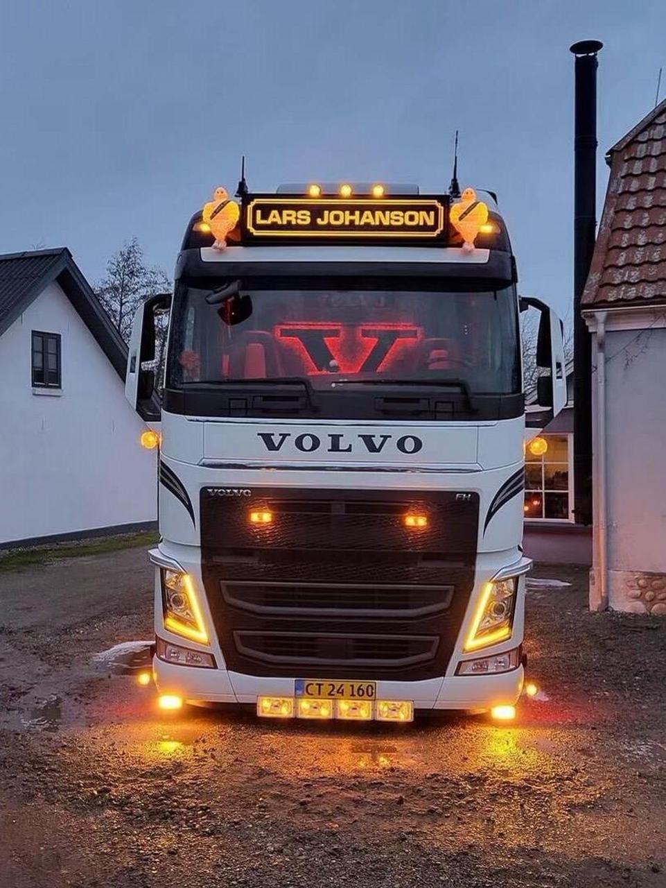 volvo truck  靓丽白 拉花 男人的热爱就是这么干净  