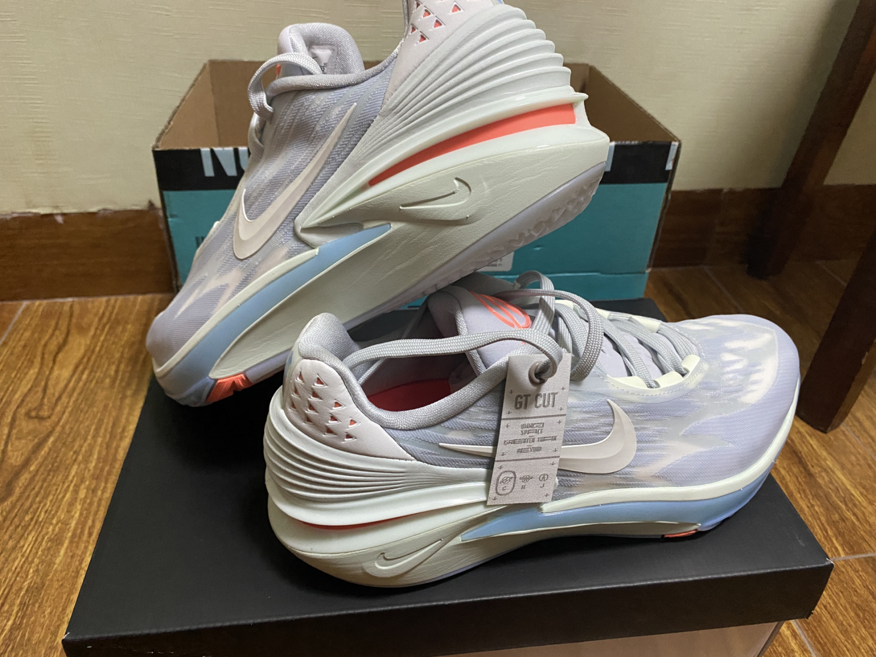 gt cut2灰色新配色 终于到货了,挺帅的上脚可以没有掉跟,鞋底纹路深邃