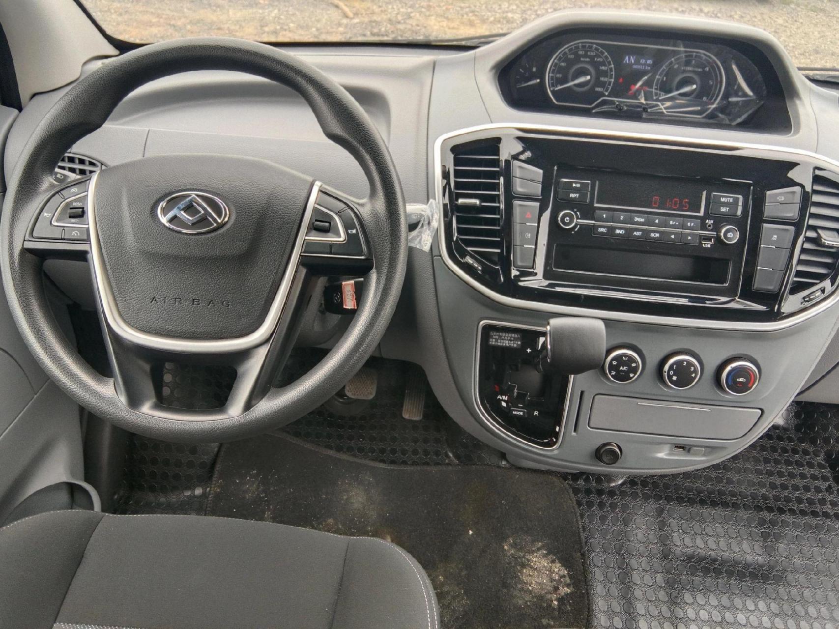 柴油面包车 新到上线22年9月份上牌,自动挡大通v80短轴中顶版本,全车