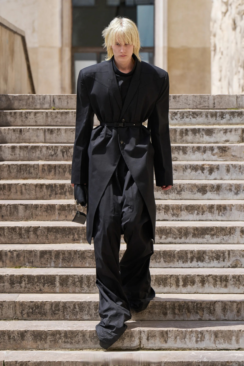 瑞克·欧文斯 (rick owens) 1994年于美国洛杉矶创建品牌,从2001年