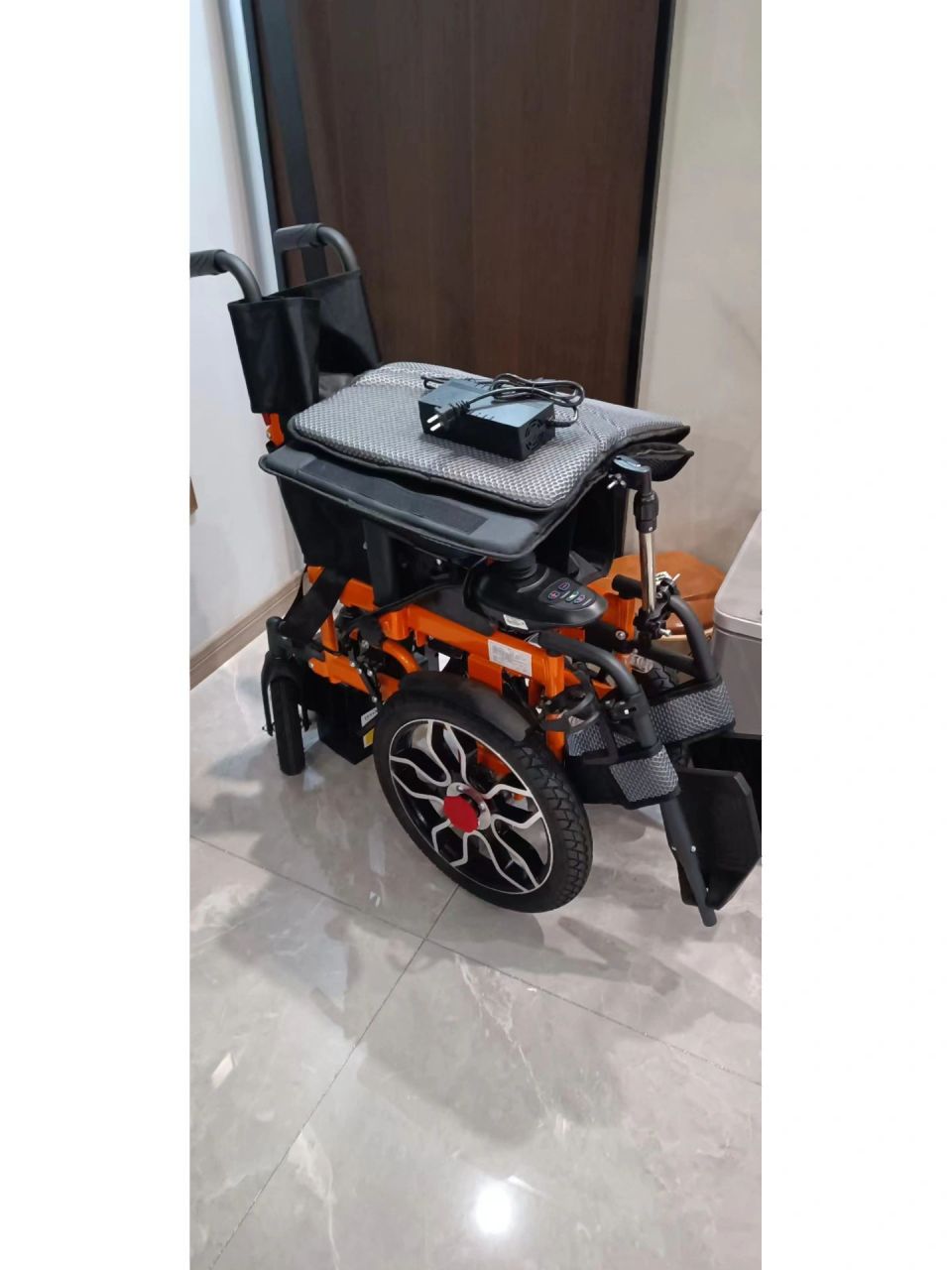 电动轮椅 凤凰牌电动轮椅,九月底买的国庆假期到的,给家中老人使用,但