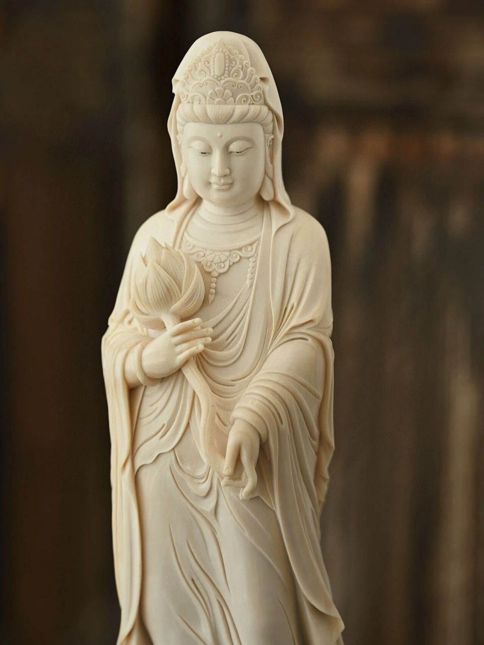 猛犸"持莲观音" 观音面若芙蓉,神情闲适悠然,头戴佛冠,目光下视,嘴角