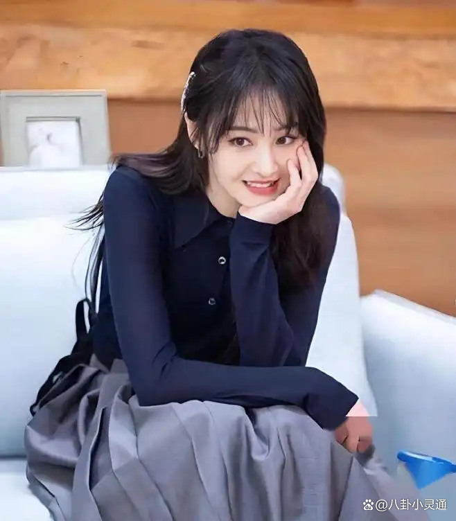 郑爽这位曾经的"国民女友",如今却陷入了情感的漩涡