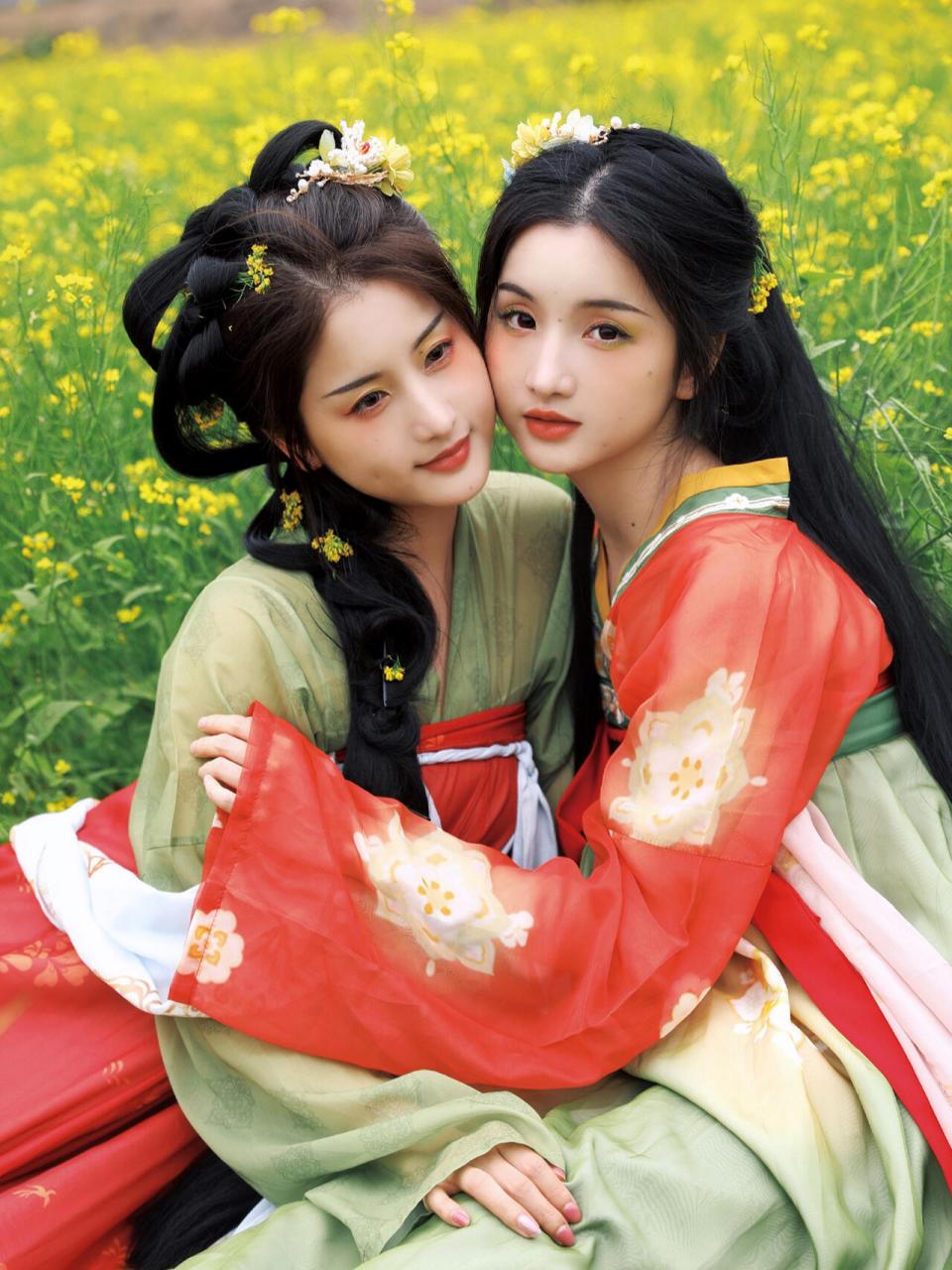 油菜花田的闺蜜汉服拍照姿势大全来啦 不知道在油菜花里怎么拍照,可以