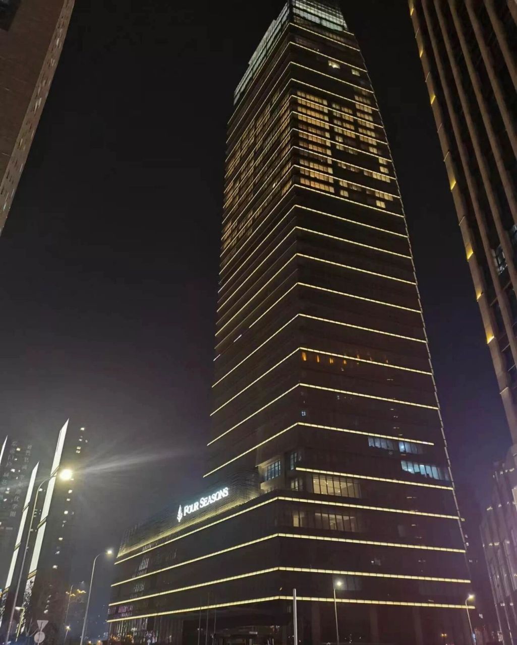 大连鲁能四季酒店 大连鲁能四季酒店,位于大连东港商务核心区,东港