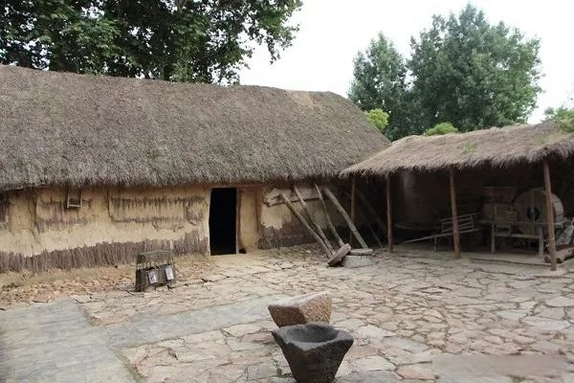 "当年农家"位于凤阳县小溪河镇小岗村友谊大道东段路北.