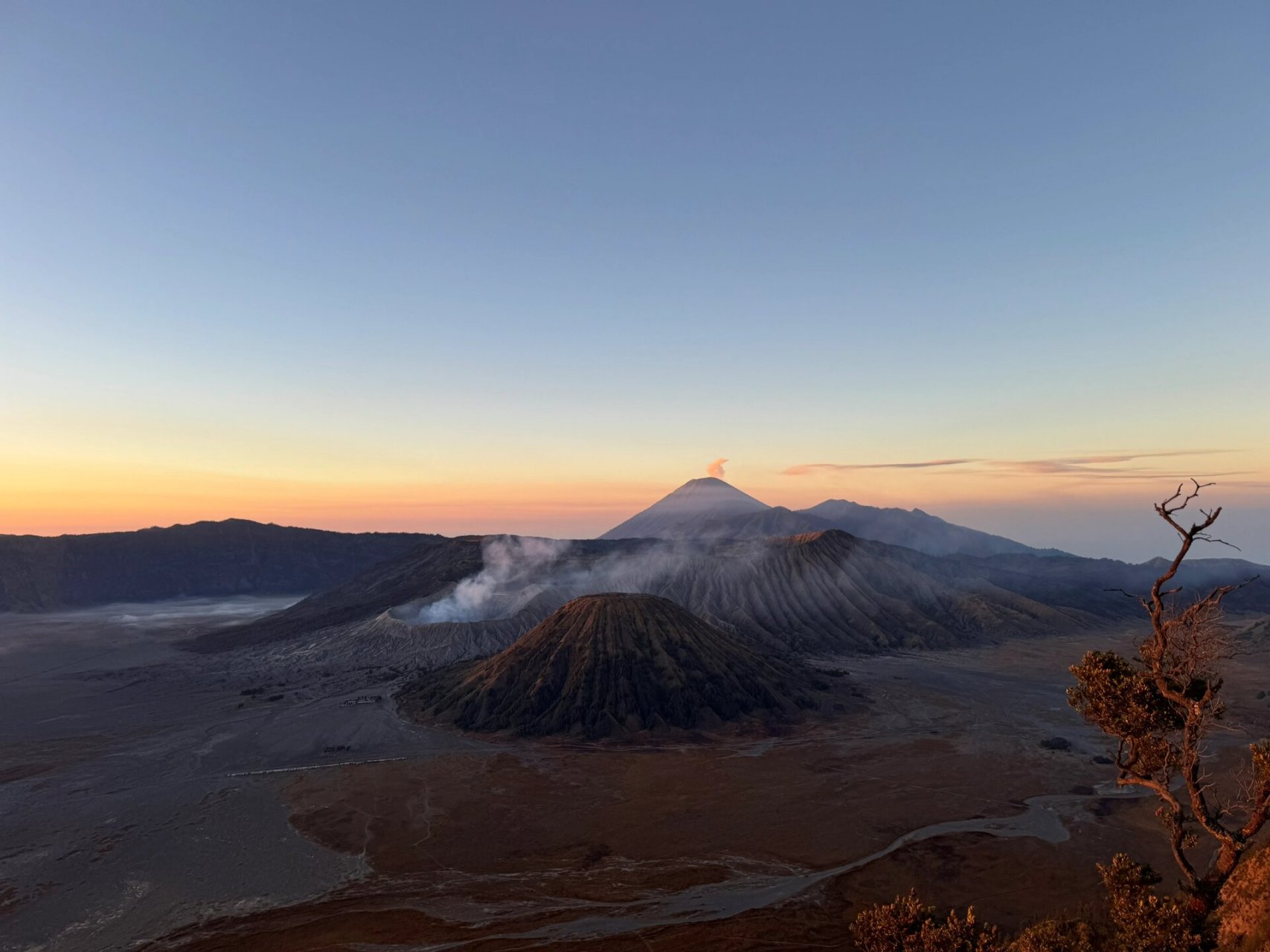 《孤独星球》封面 布罗莫火山99