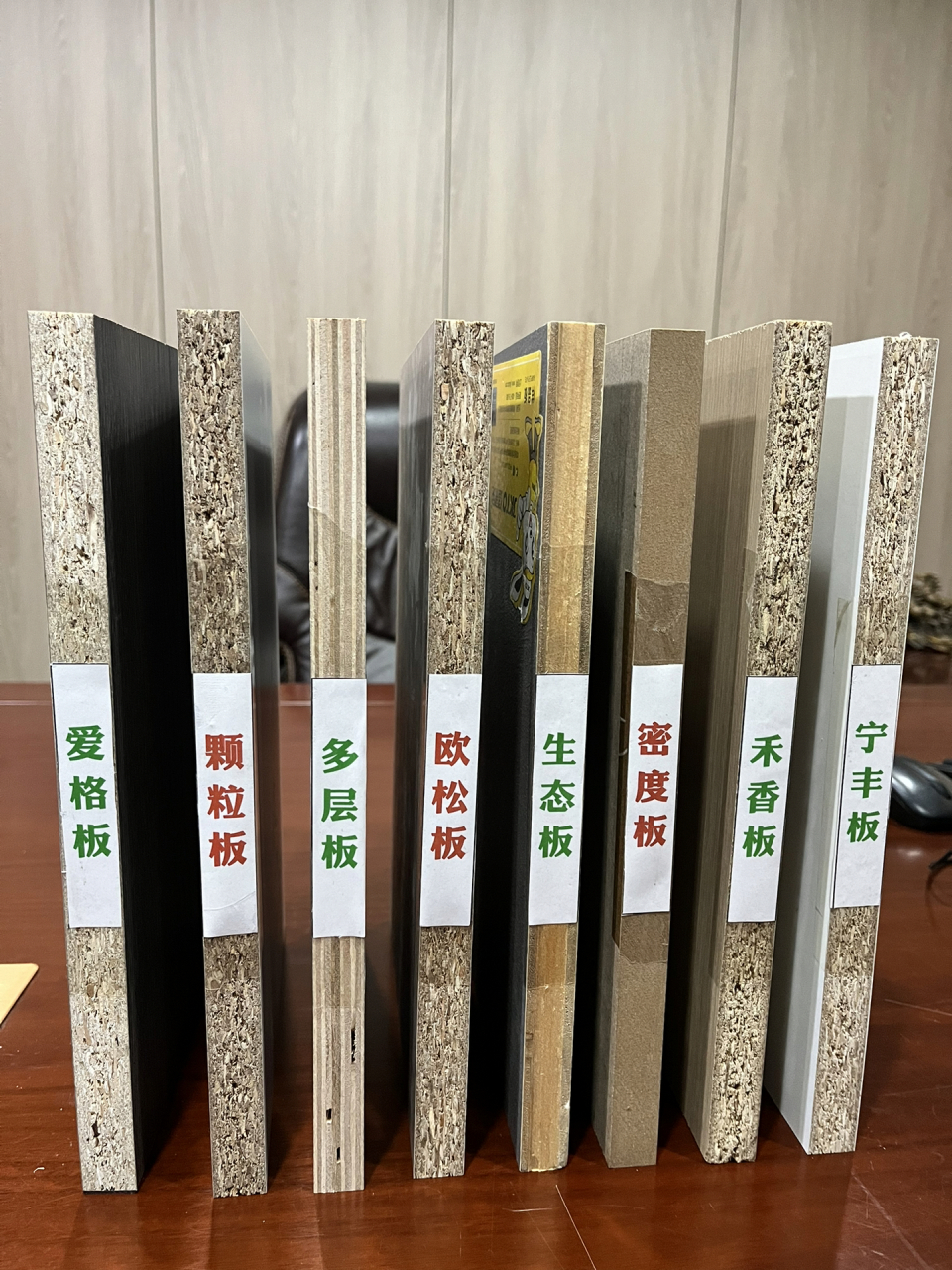 9898 16615生态板 7015缺点:质地软,价格高,握钉力差,不