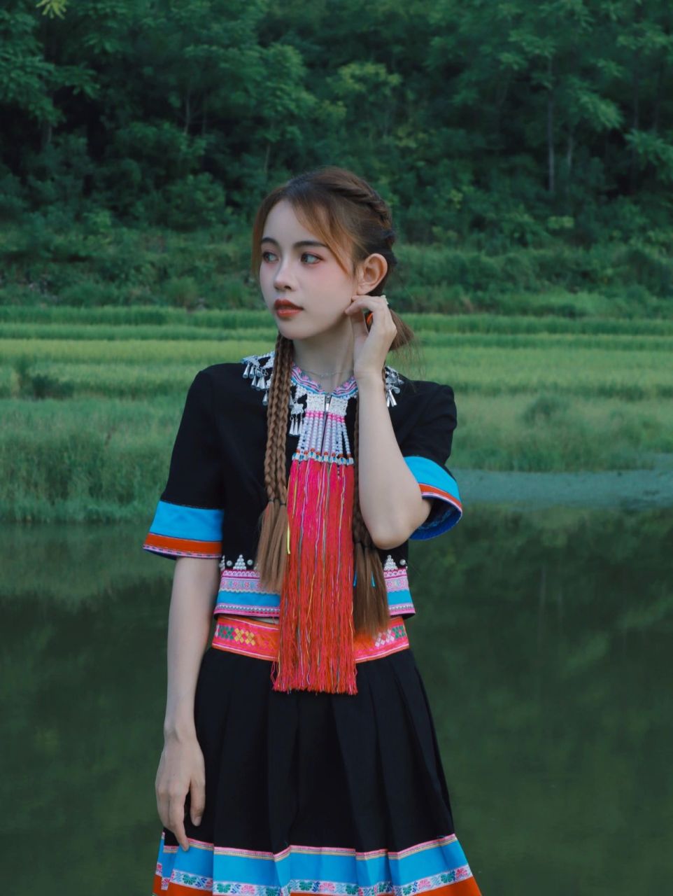 绝美的瑶族服装来了 这套衣服是瑶族蓝靛瑶服装.