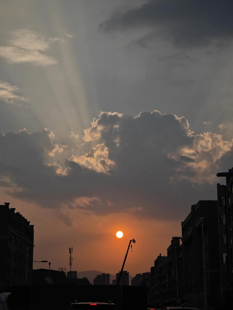 临汾贡院街改造已经有几个月了,两边的店铺虽然正常开门,但是,由于有