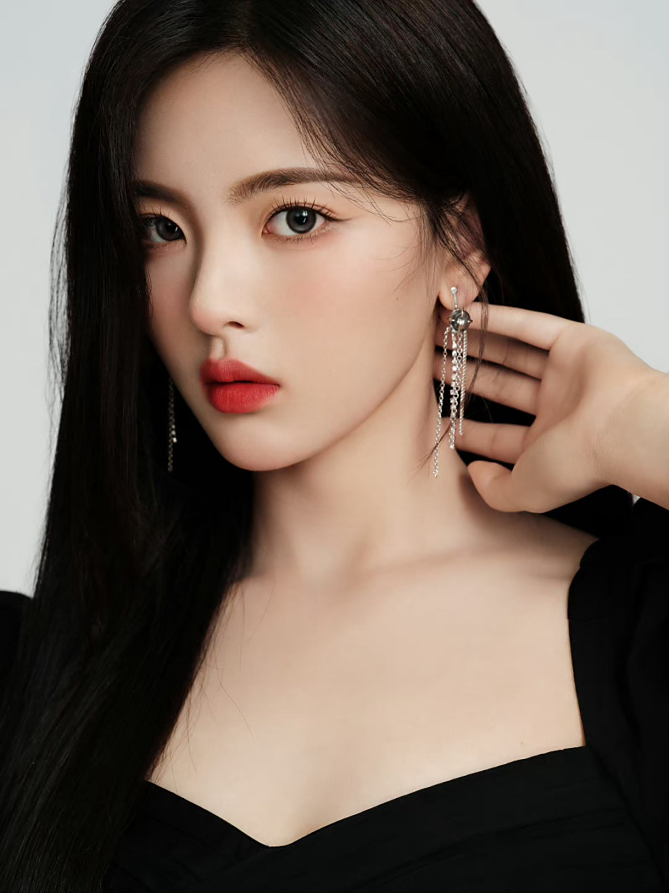 杨超越开叉黑裙 快看啊,我发现了什么!