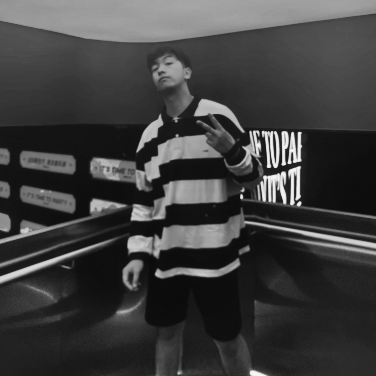 下午13:00点douyin直播一下一起聊聊天