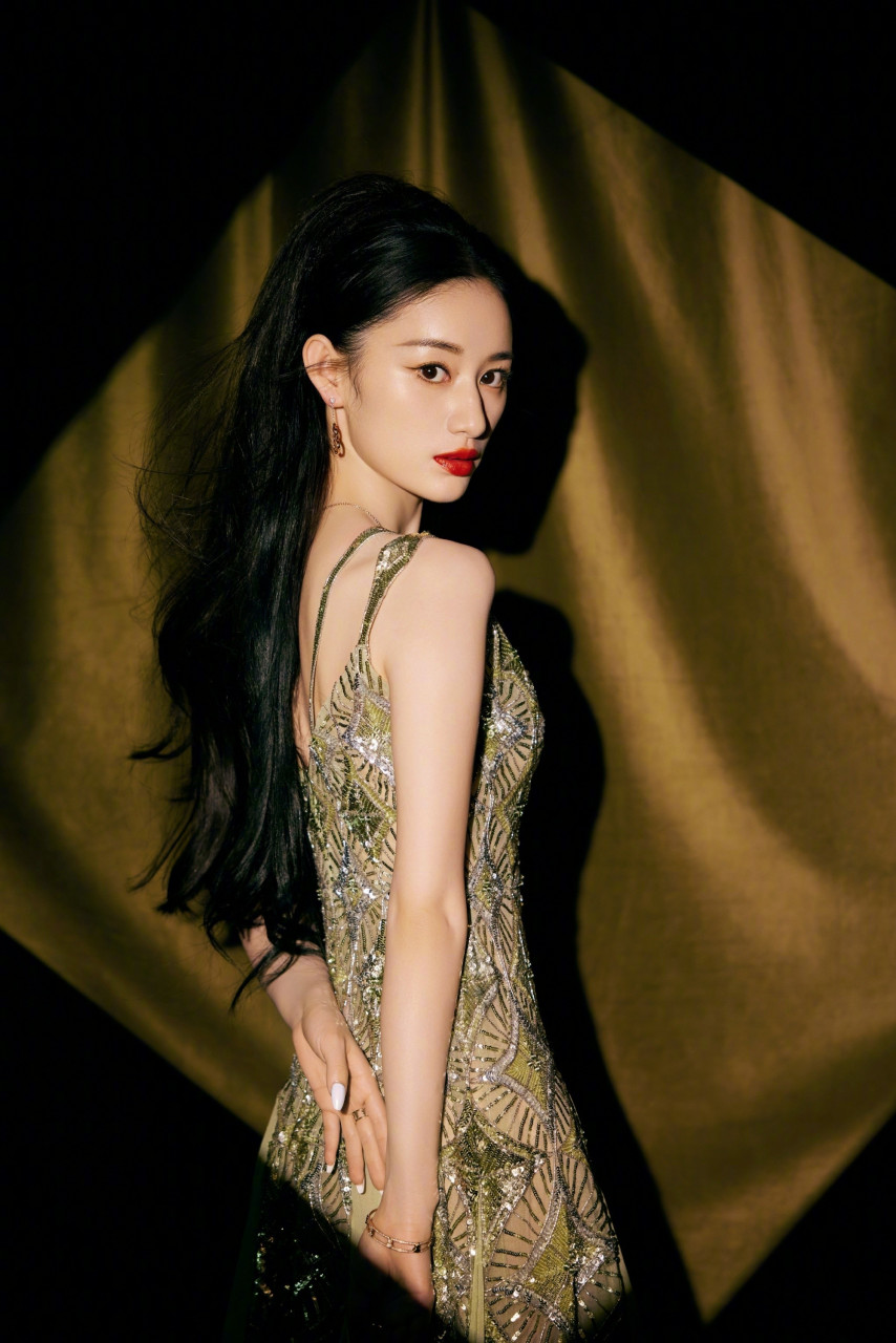 郭晓婷浪漫色彩,绿色亮片吊带裙,酒红色渐变抹胸礼服