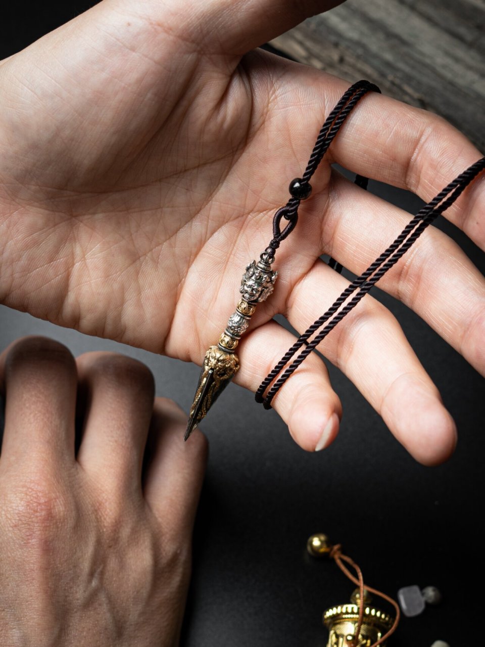 在修密法时,常将金刚橛立于坛上作为结界之用.