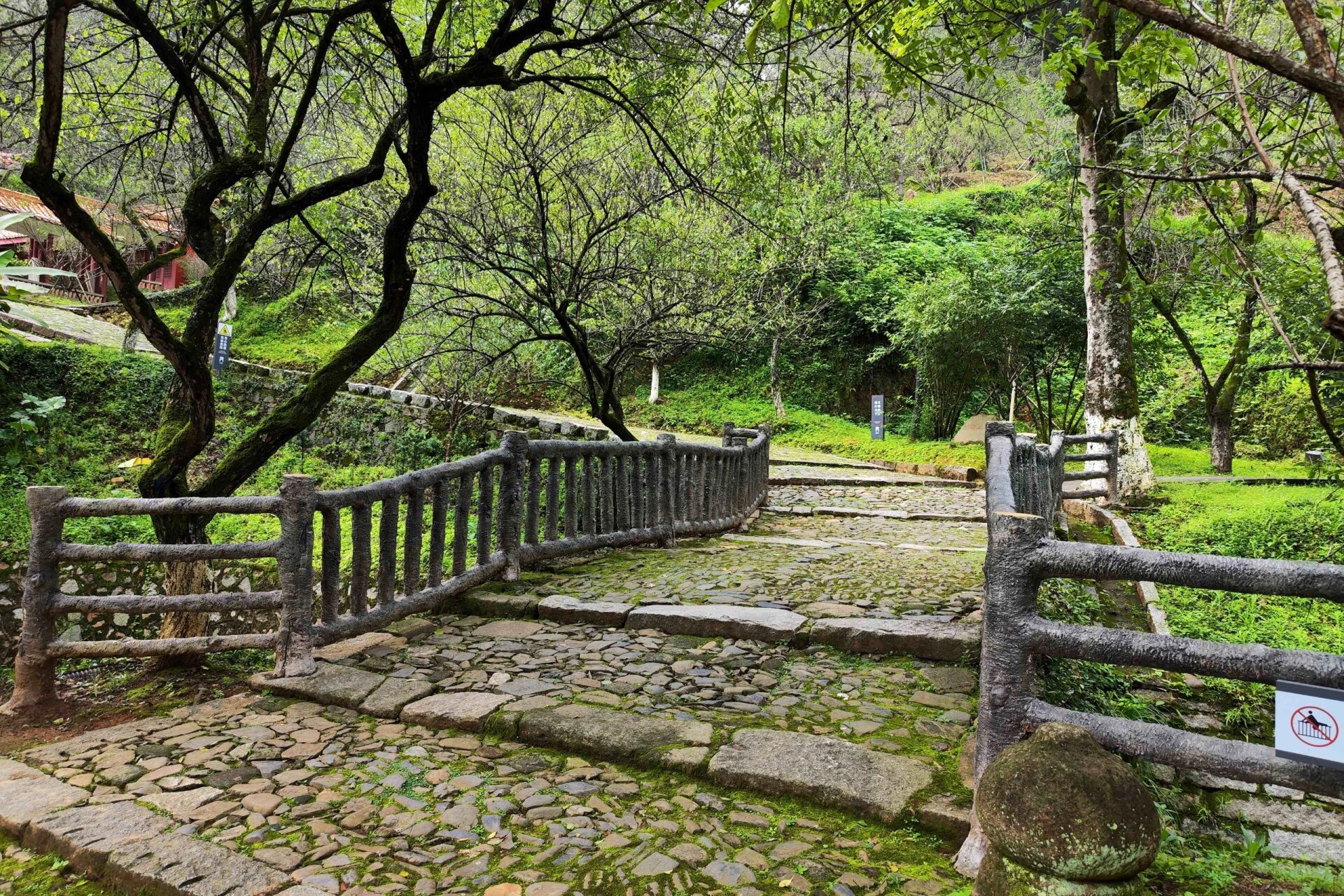 99地址:广东南雄和江西大余之间的梅岭 90门票:横跨广东和江西两