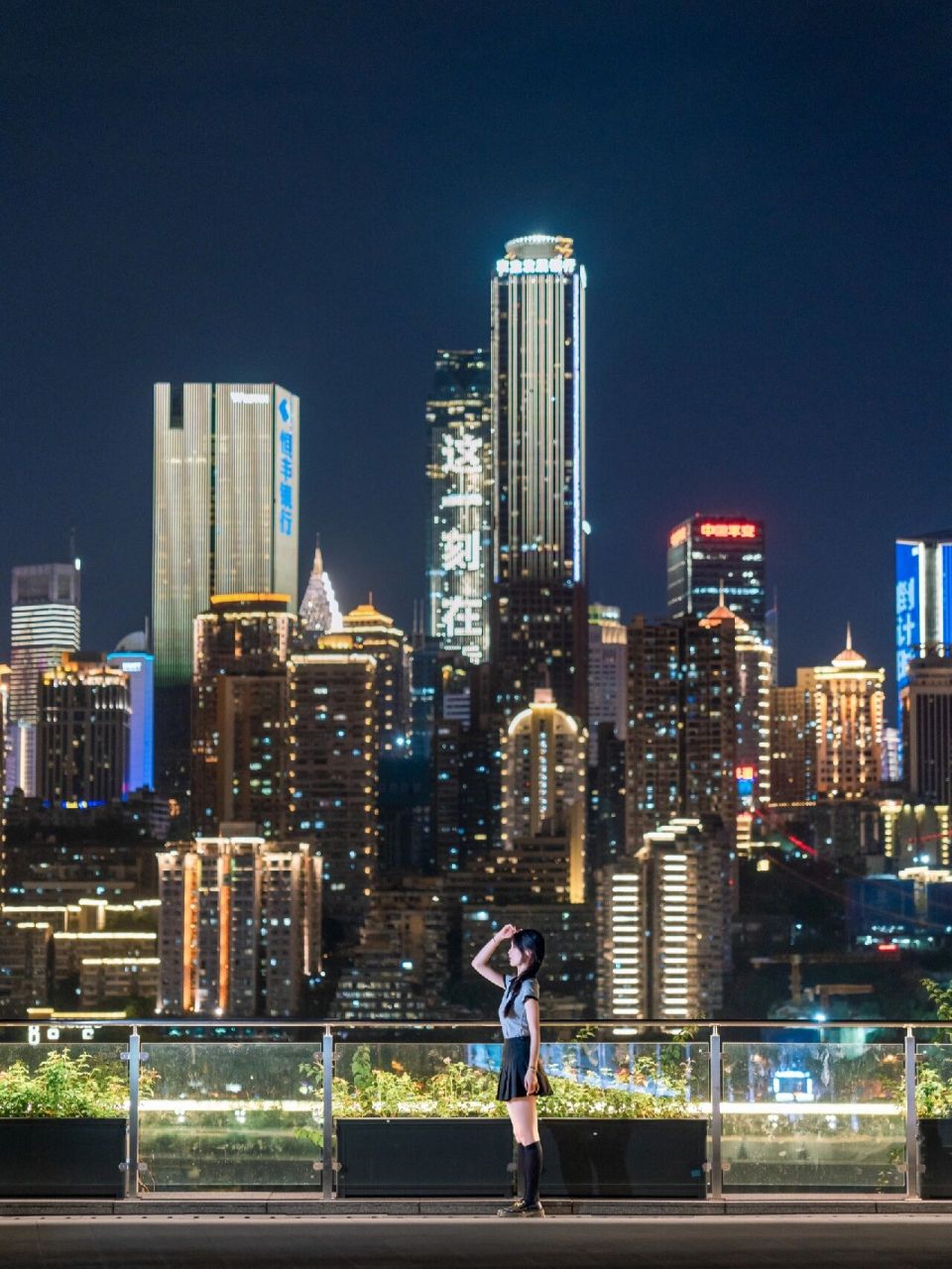 我要向全世界安利重庆南滨路的夜景 众所周知,重庆有小香港之称