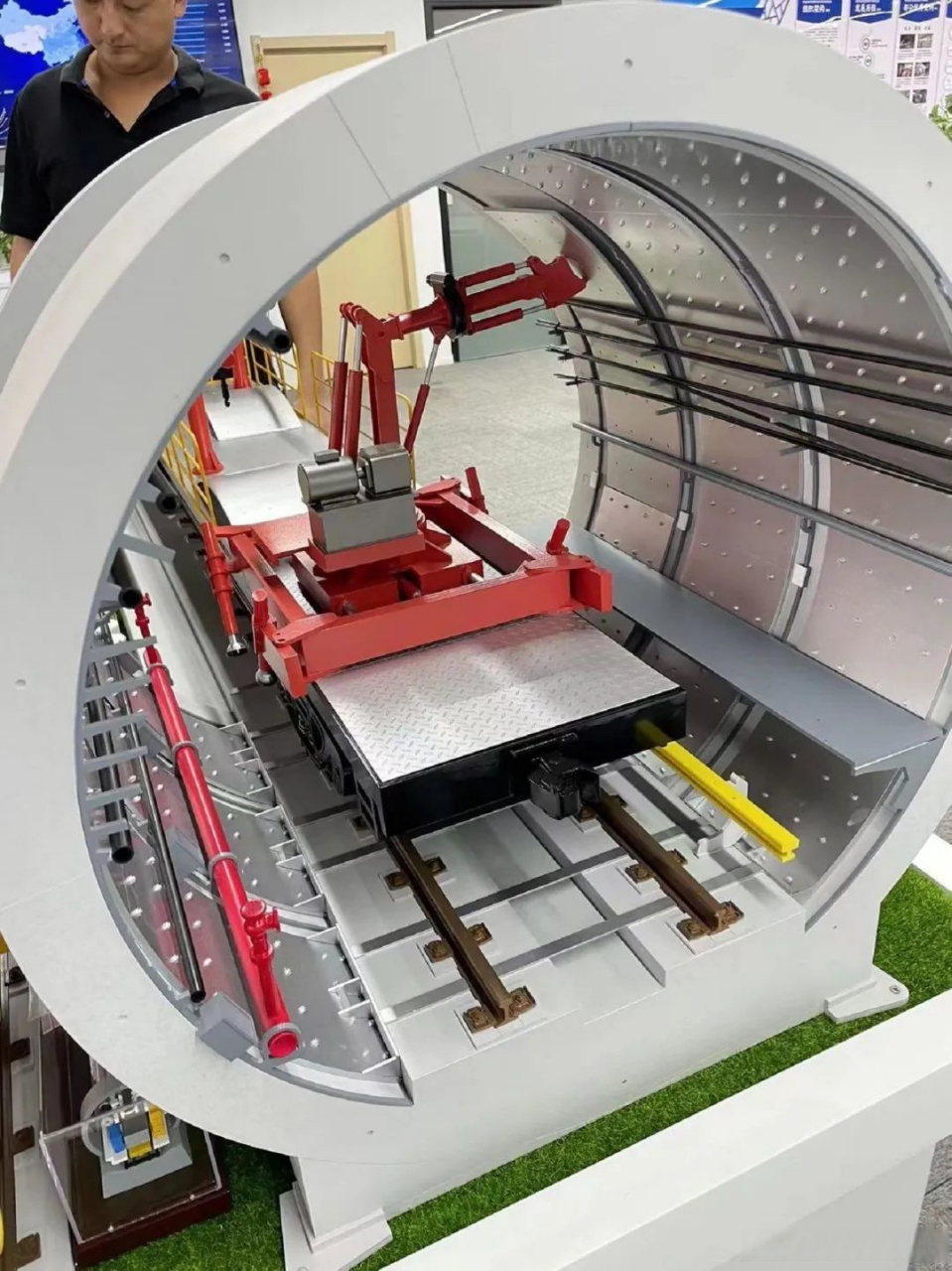 机器人专门维修地铁隧道 武汉经开区"隧道医生"挺进千亿级市场】瞄准