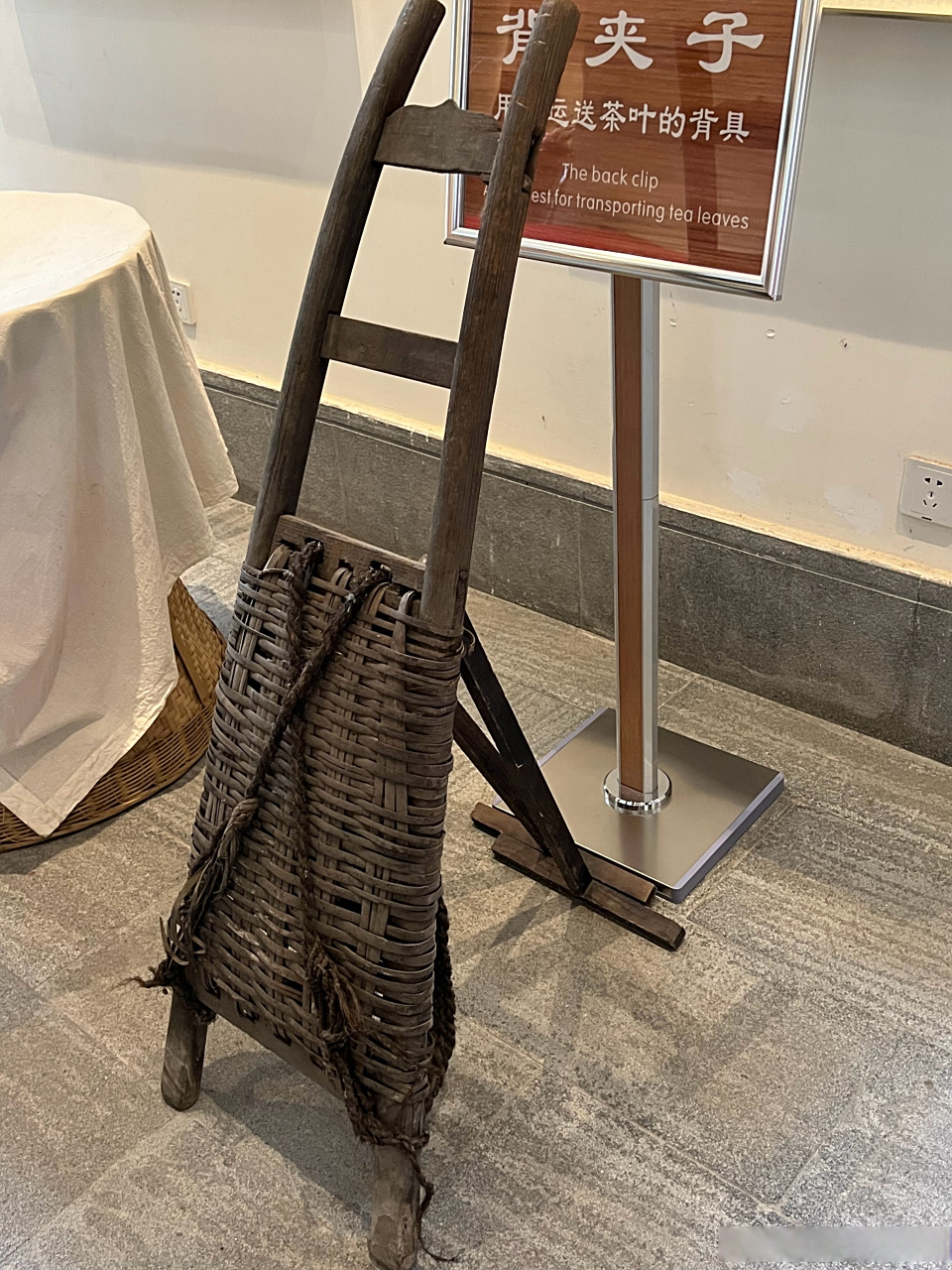 在博物馆看到了运茶工的背夹子和鞋