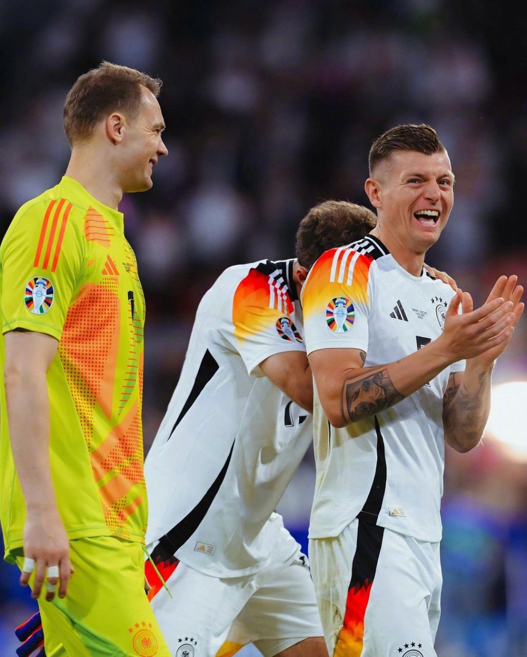 诺伊尔同框图拜仁小将的最后一舞欧洲杯的导播是会切镜头的,穆勒