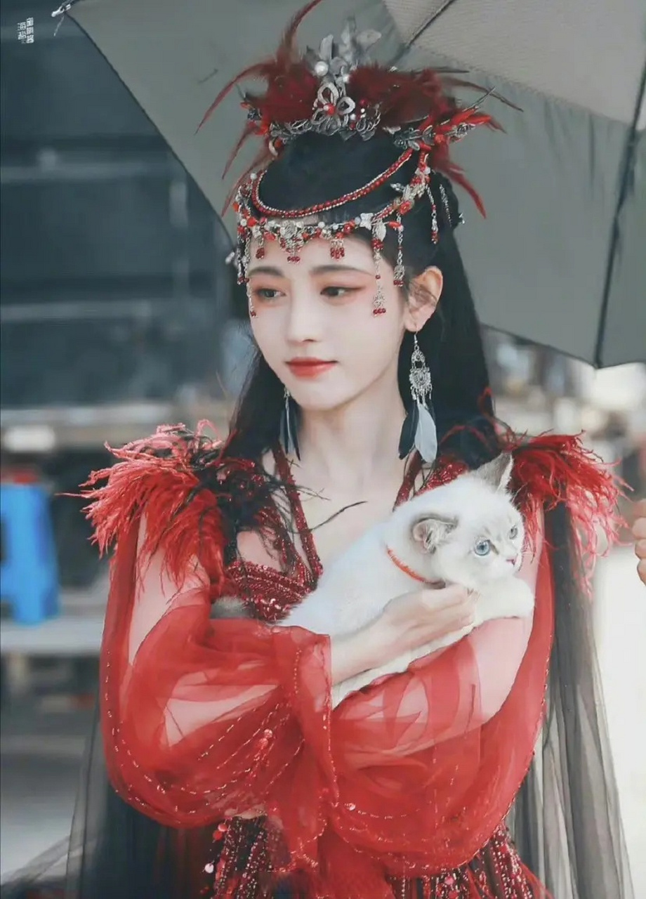 女明星那些封神的异域造型:鞠婧祎,白鹿,孙珍妮,彭小苒.