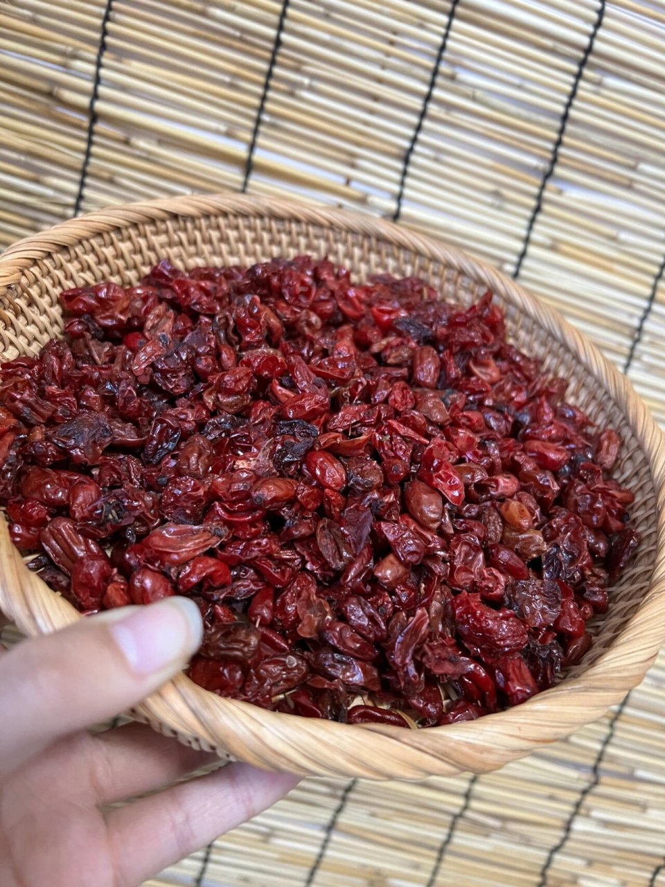 有一味中药叫山茱萸,它的味道很酸,入肝经,肾经,可以养血.