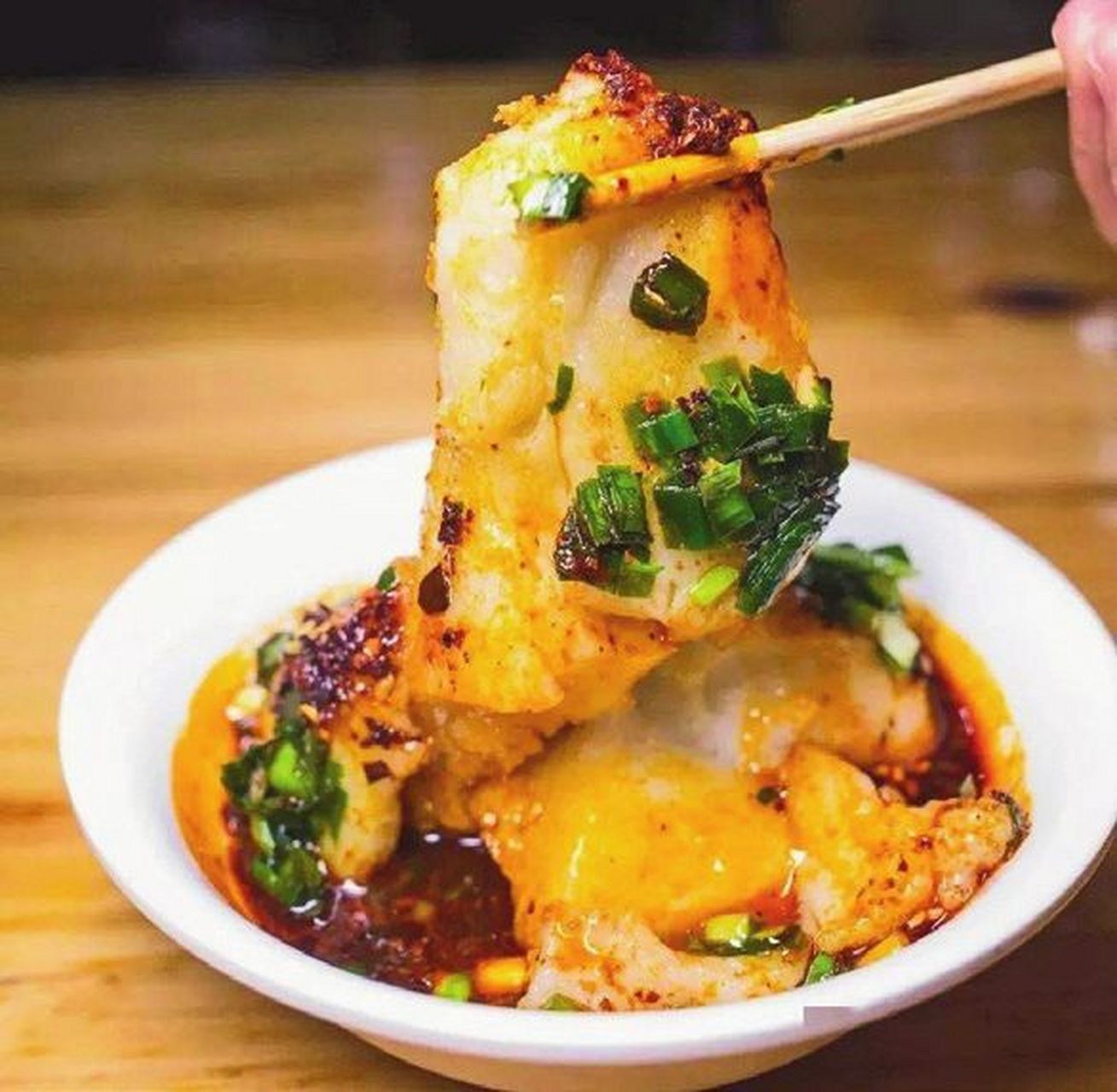 在陇南的小吃街上,洋芋糍粑常常是人们目不暇接,馋涎欲滴的美食之一.