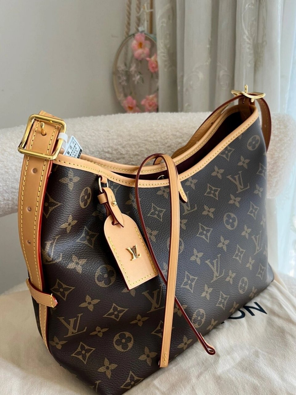 92 简介 	 lv的carryall小号是一款非常经典的包包,它