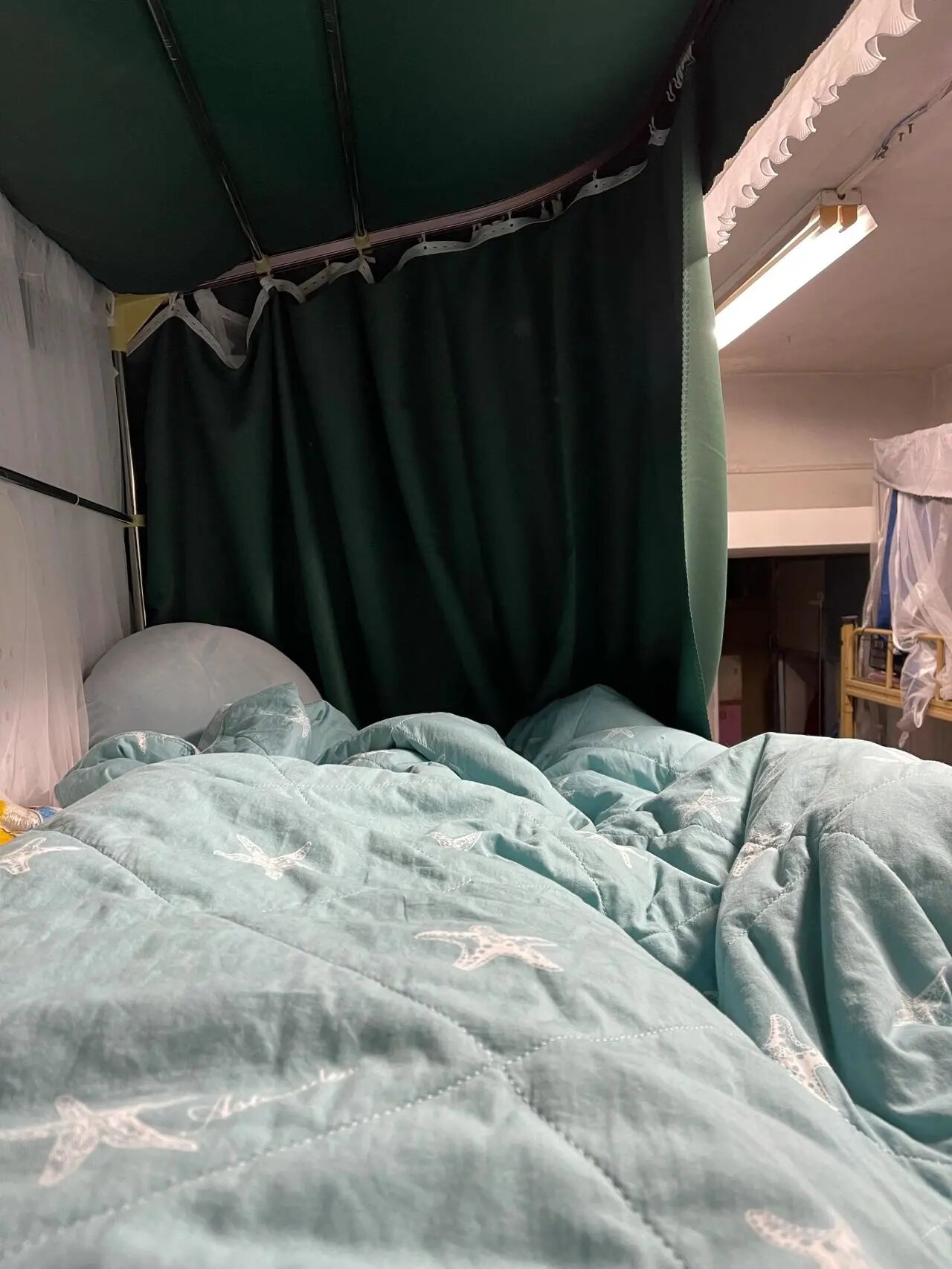 睡觉身上痒真是因为没晒被子吗 住宿舍平时晒被子很不方便,上下爬五楼