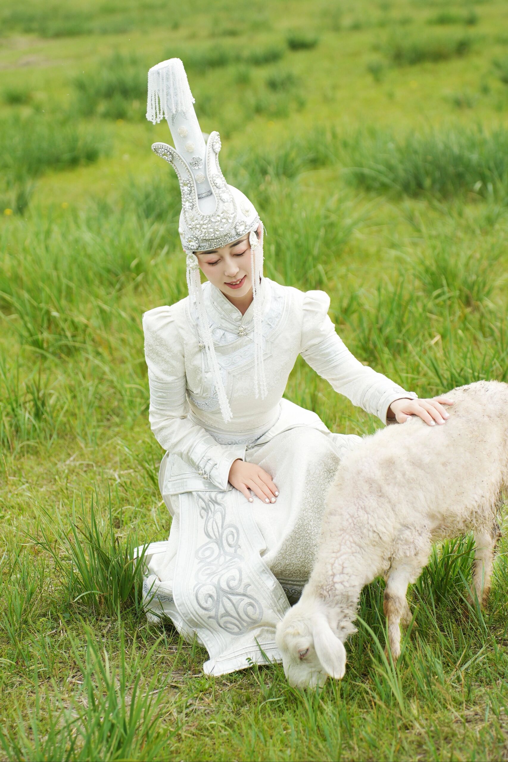 到内蒙大草原一定要体验一次蒙古服饰拍照