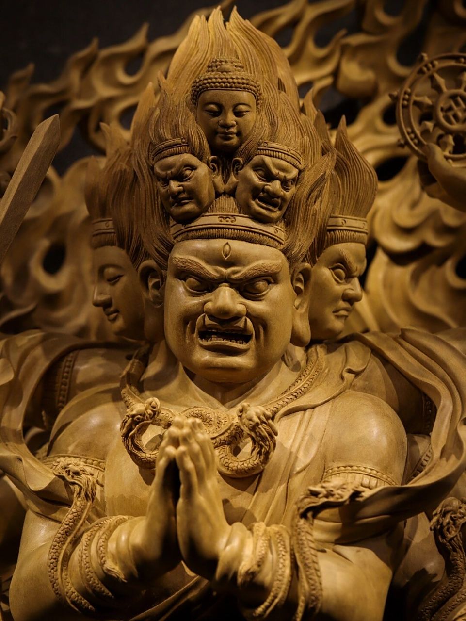 背光火焰若烈烈迎风,衬托八臂金刚灵动非凡;手持法器宝物,足下妖魔