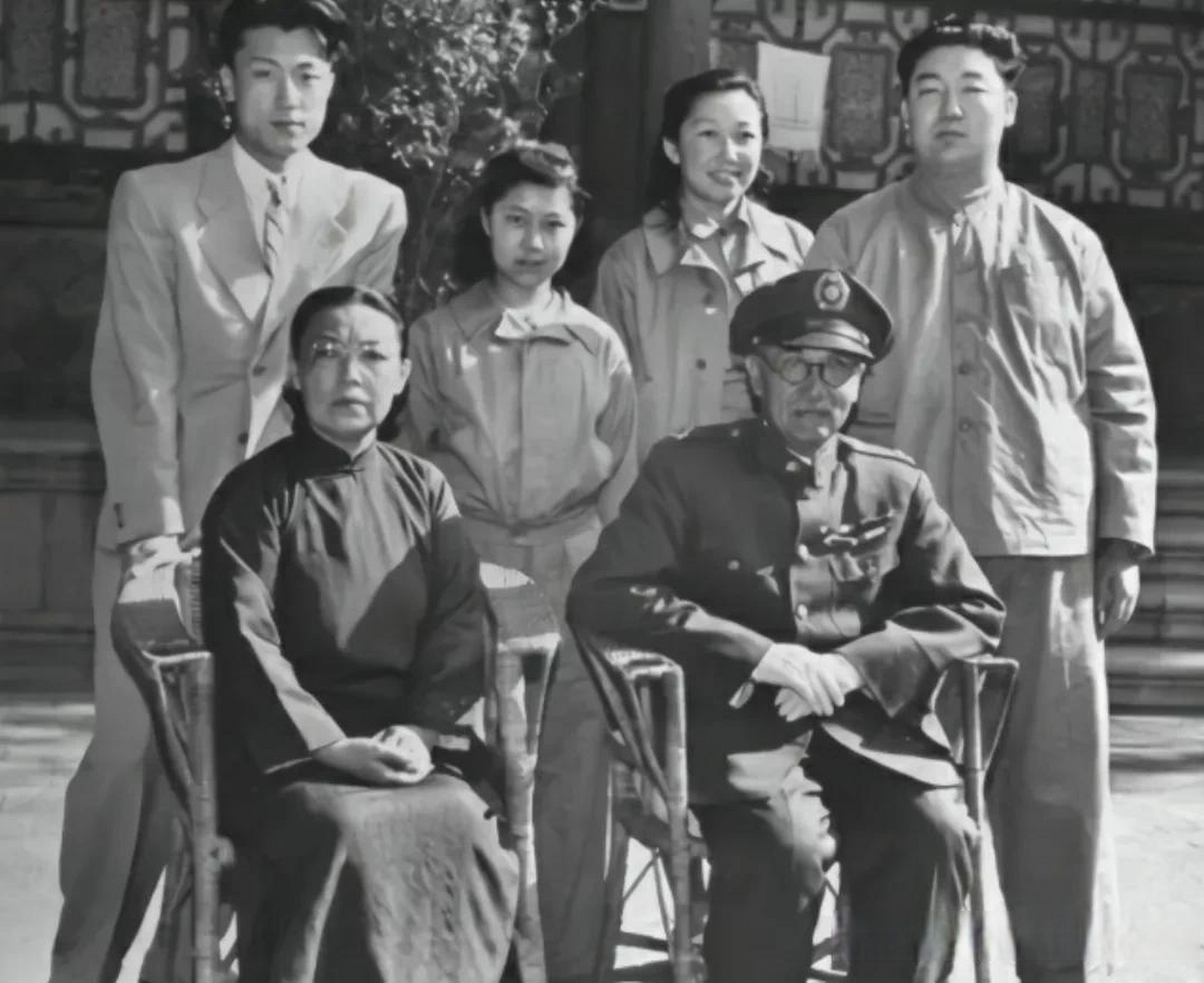 阎家要延续香火,徐竹青没有生育能力,阎锡山父母多次敦促他找个能生育