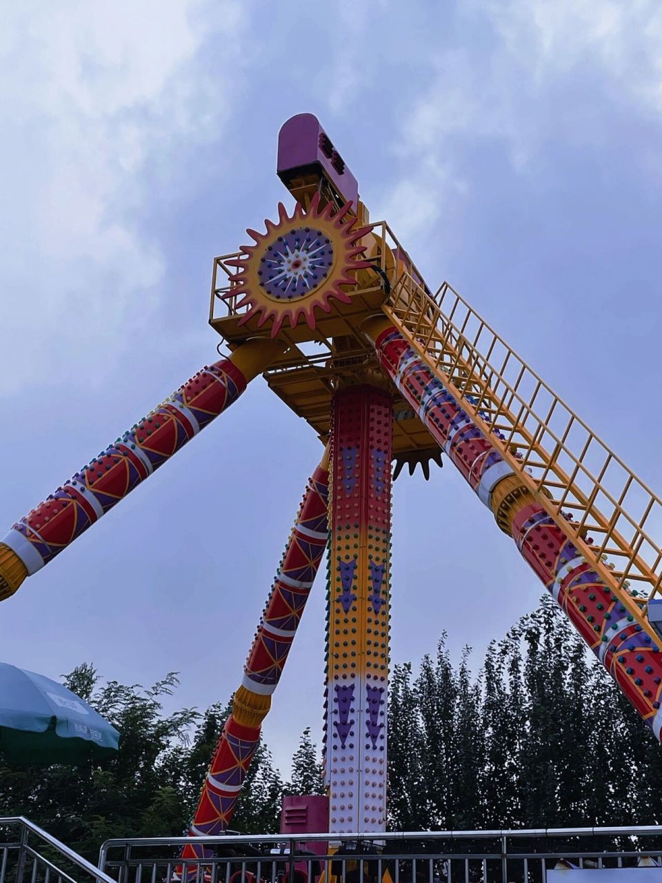 锦州首家综合性水上乐园,如今已运营十余年.