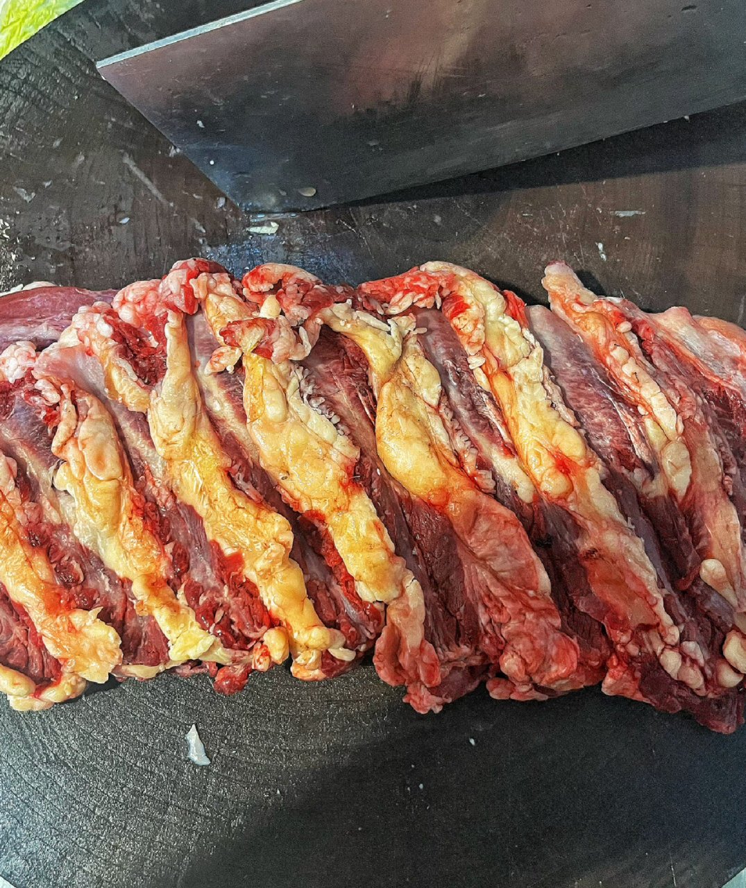 今日菜品鲜吊龙 吊龙:是牛身上背脊上的一条肉,一头牛身上只有一条.