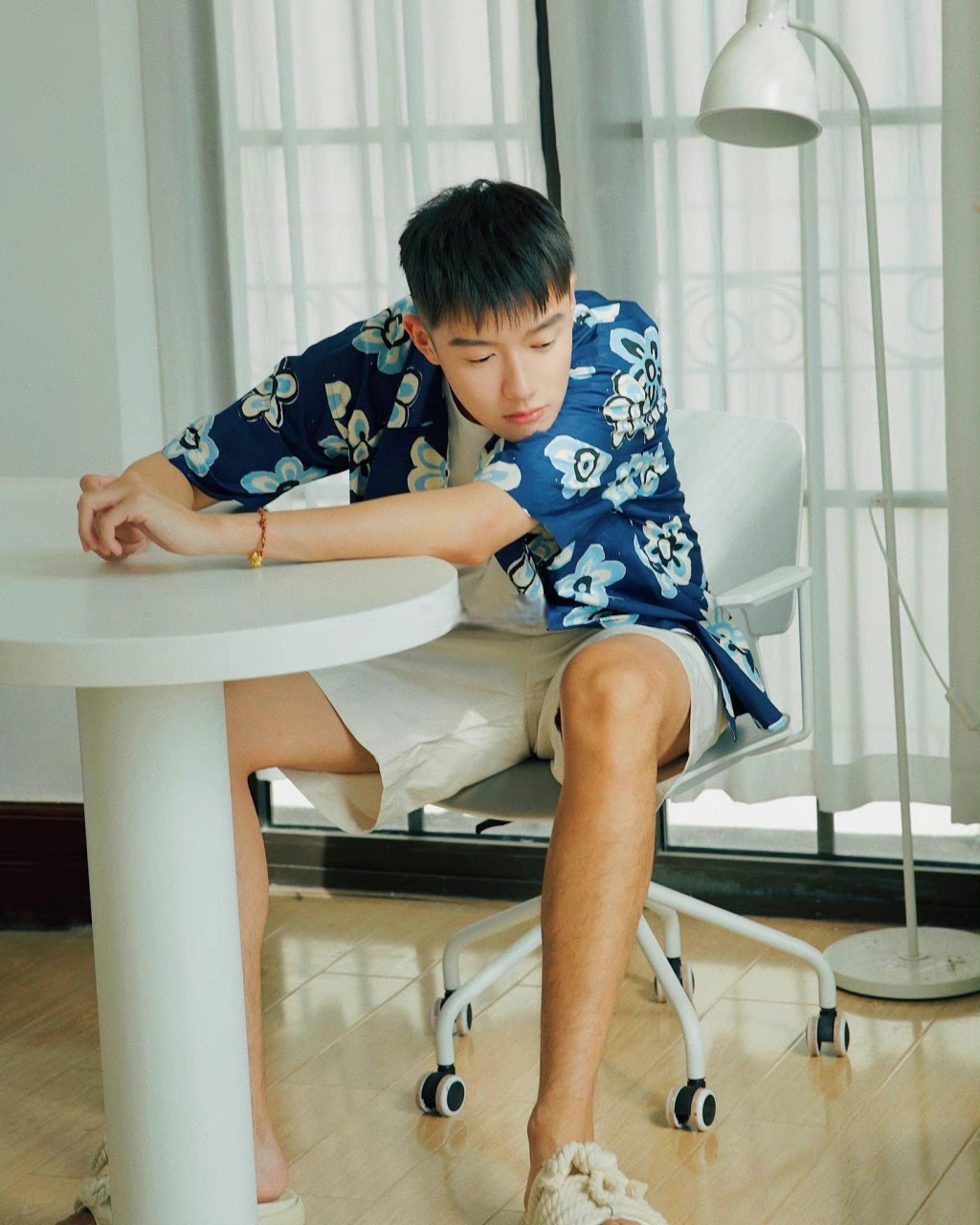 一片明亮里,那是一张俊逸到让人吐血的脸,修眉如剑,鼻梁英挺,狭长的