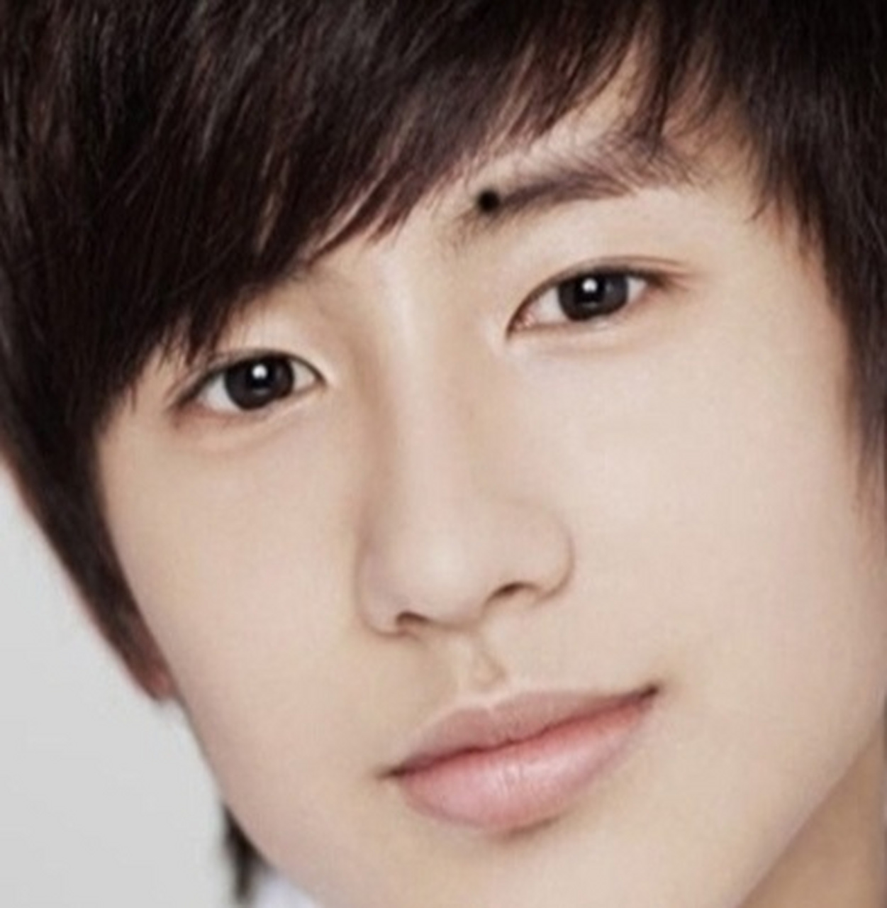 我们平常说的喜上眉梢,其实眉上有痣就是眼眉有痣,又称"彩霞",是智慧