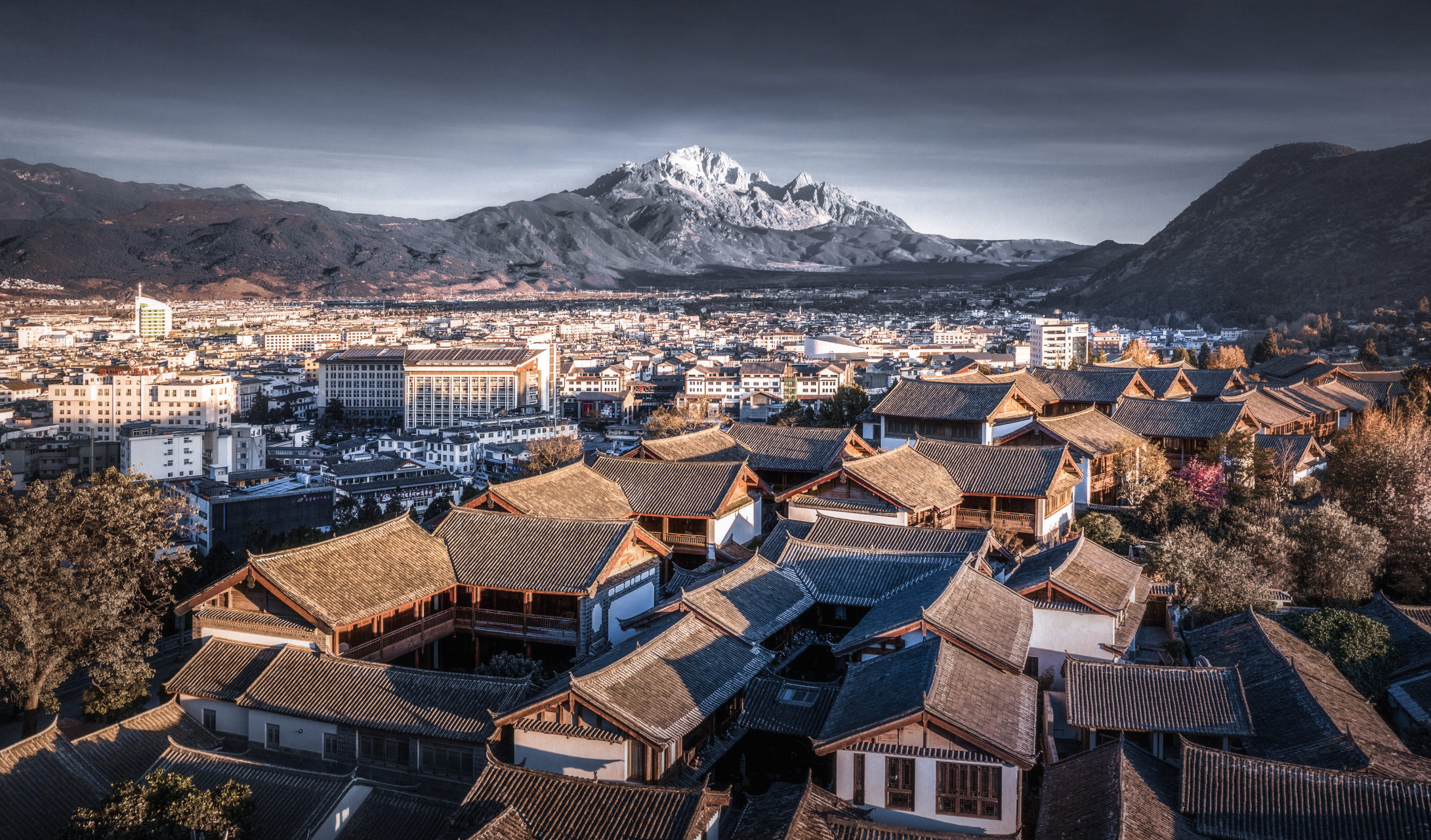 视觉中国超话  月光之城独克宗,在#香格里拉#的中心静静矗立了1300多