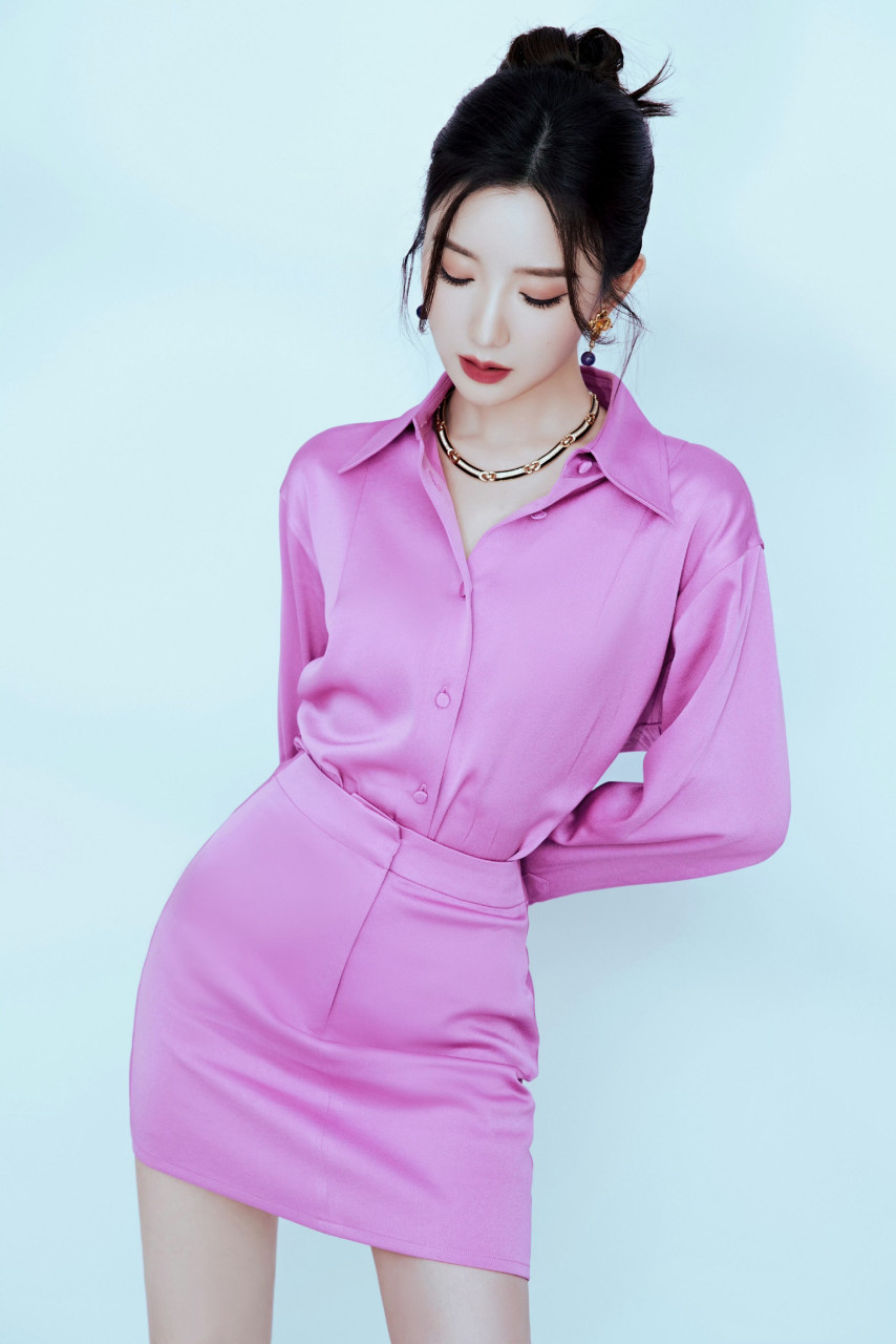 毛晓彤写真精选:紫色的美女姐姐