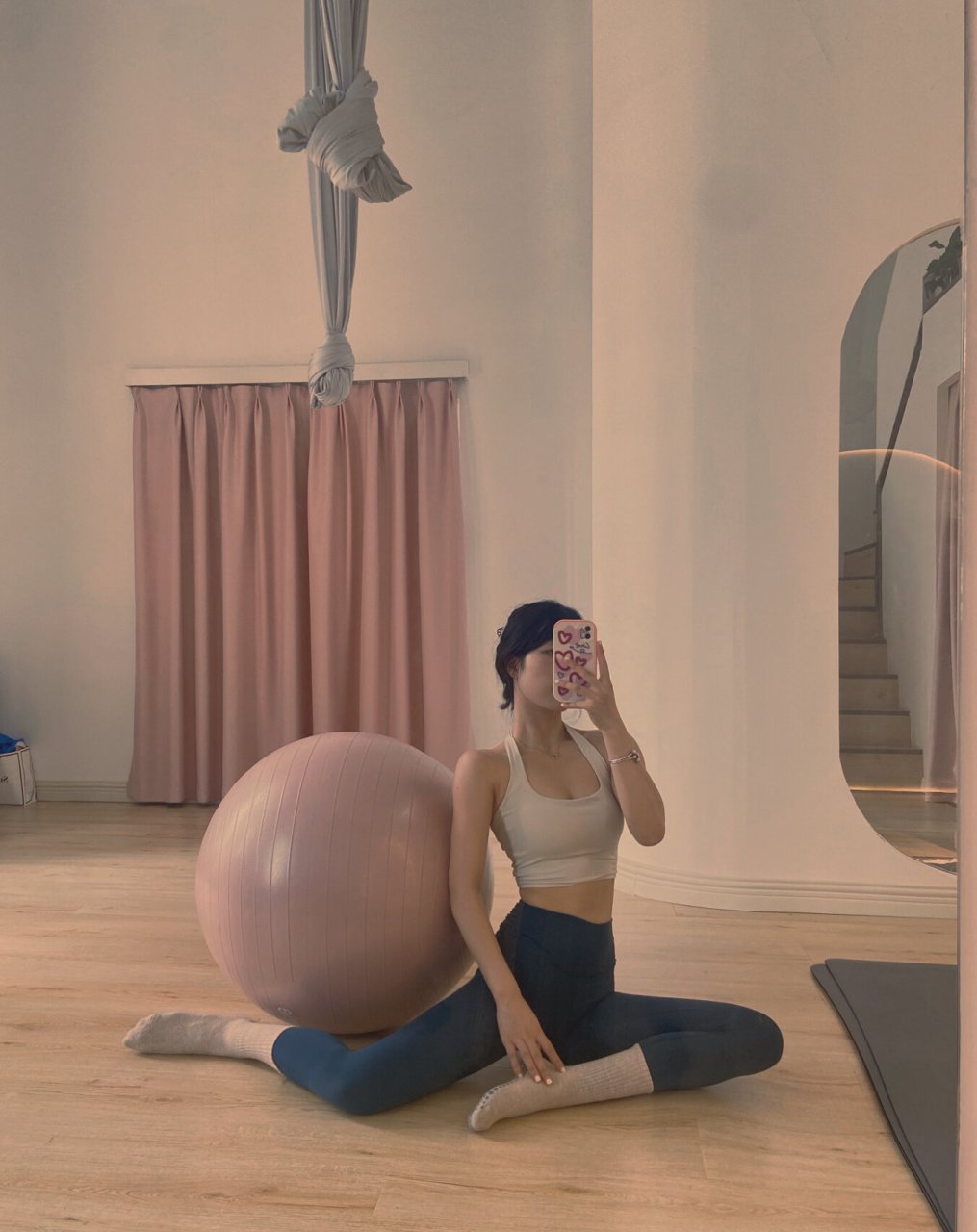 瑜伽体式对镜自拍 炎热的夏天,当然一定要有一套漂漂亮亮的瑜伽服来凹