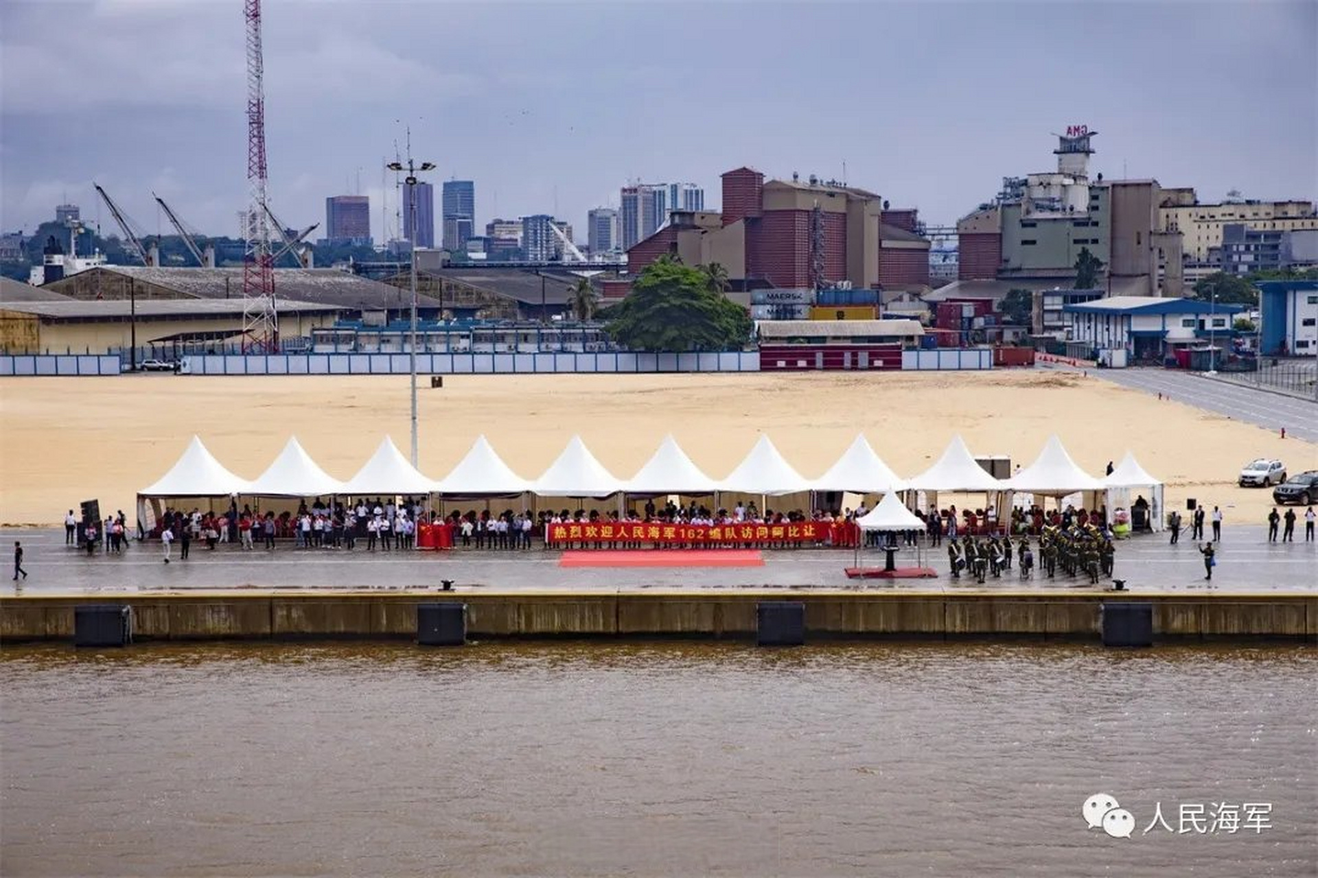 【海军第43批护航编队抵达科特迪瓦阿比让进行友好访问】当地时间6月