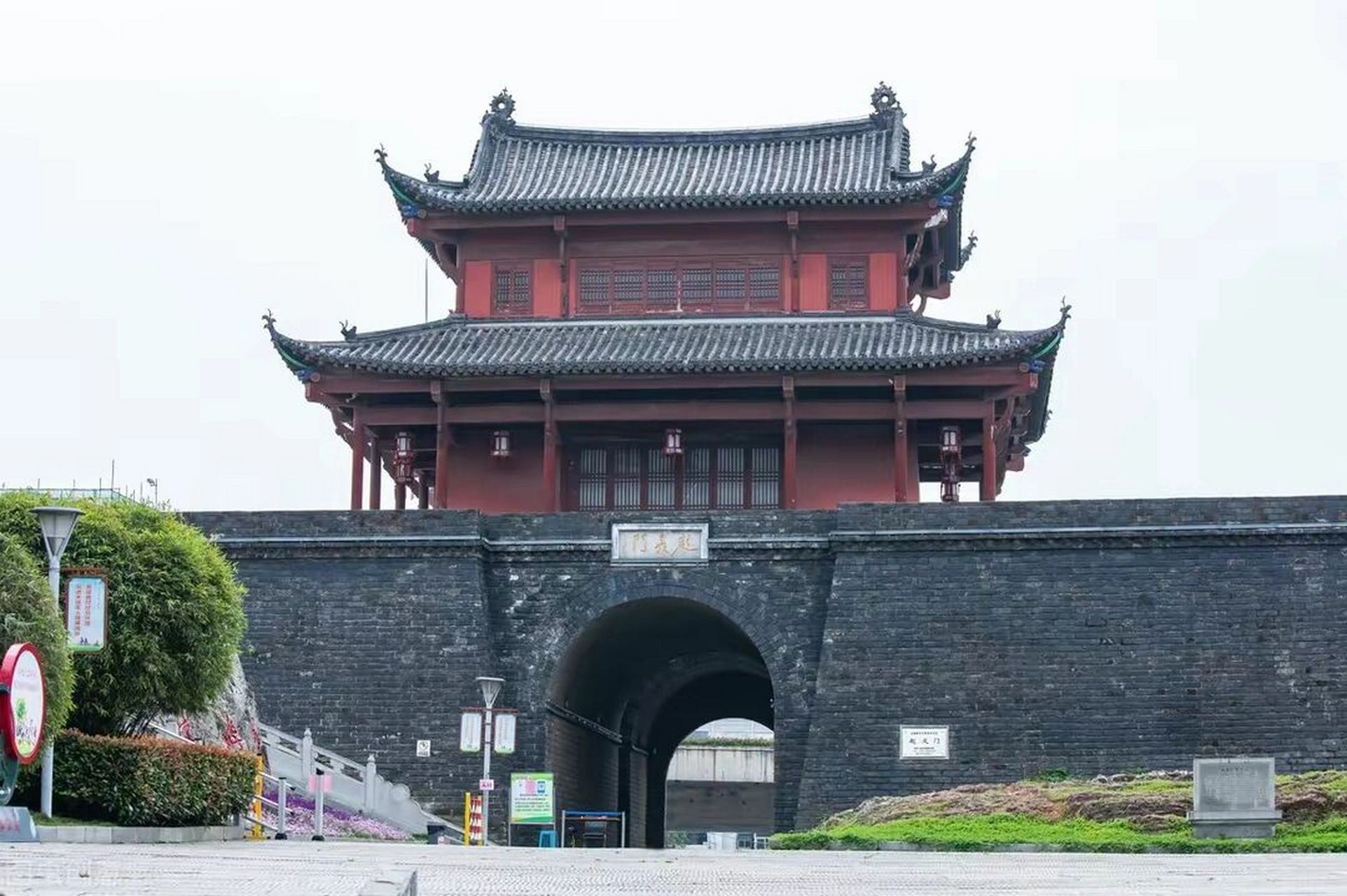 武昌起义门 起义门是武昌古城唯一保存至今的城门,有着700多年的历史.
