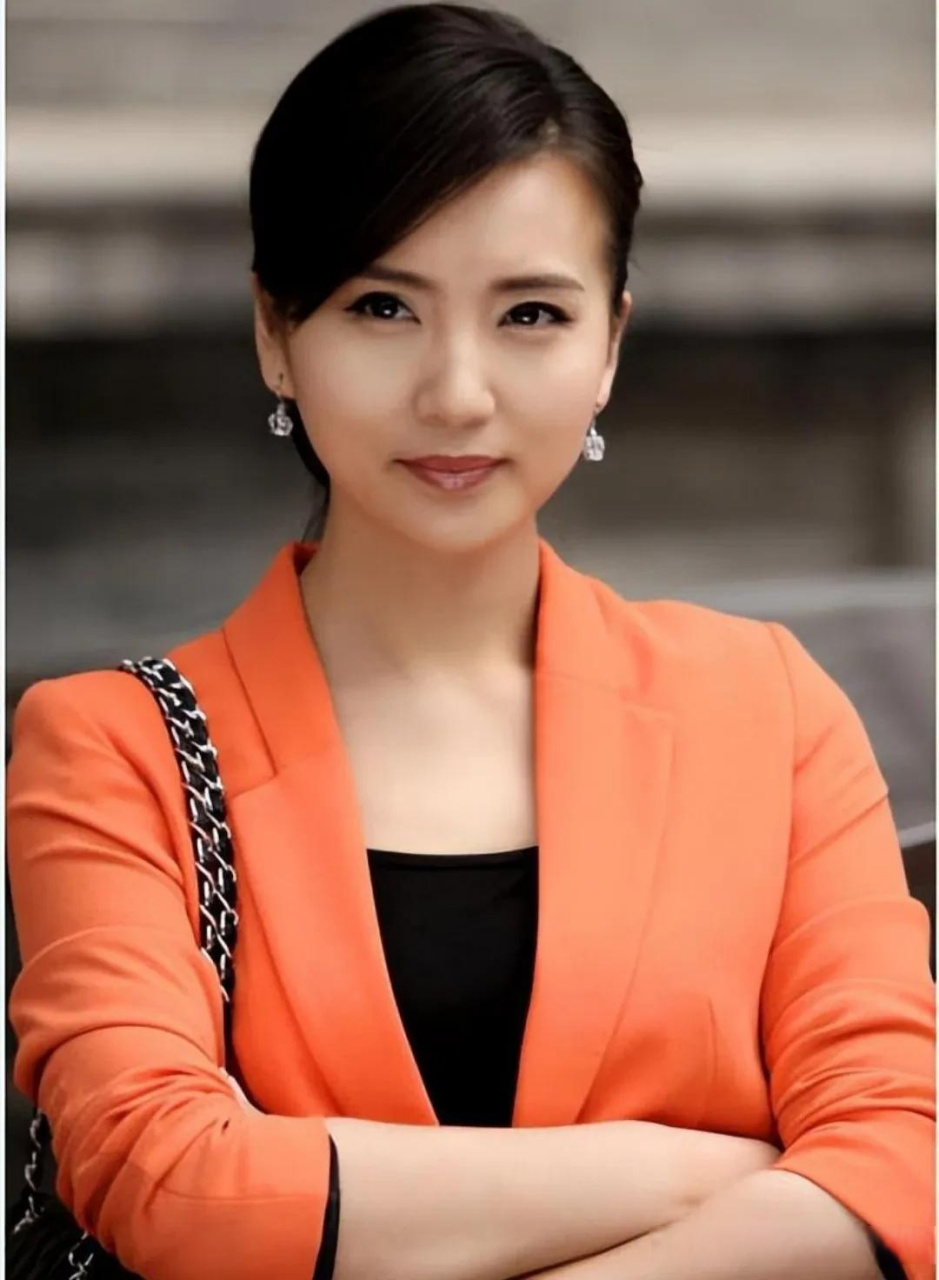 一部名为《粉红女郎》的电视剧风靡全国,其中,陈好所饰演的"万人迷"