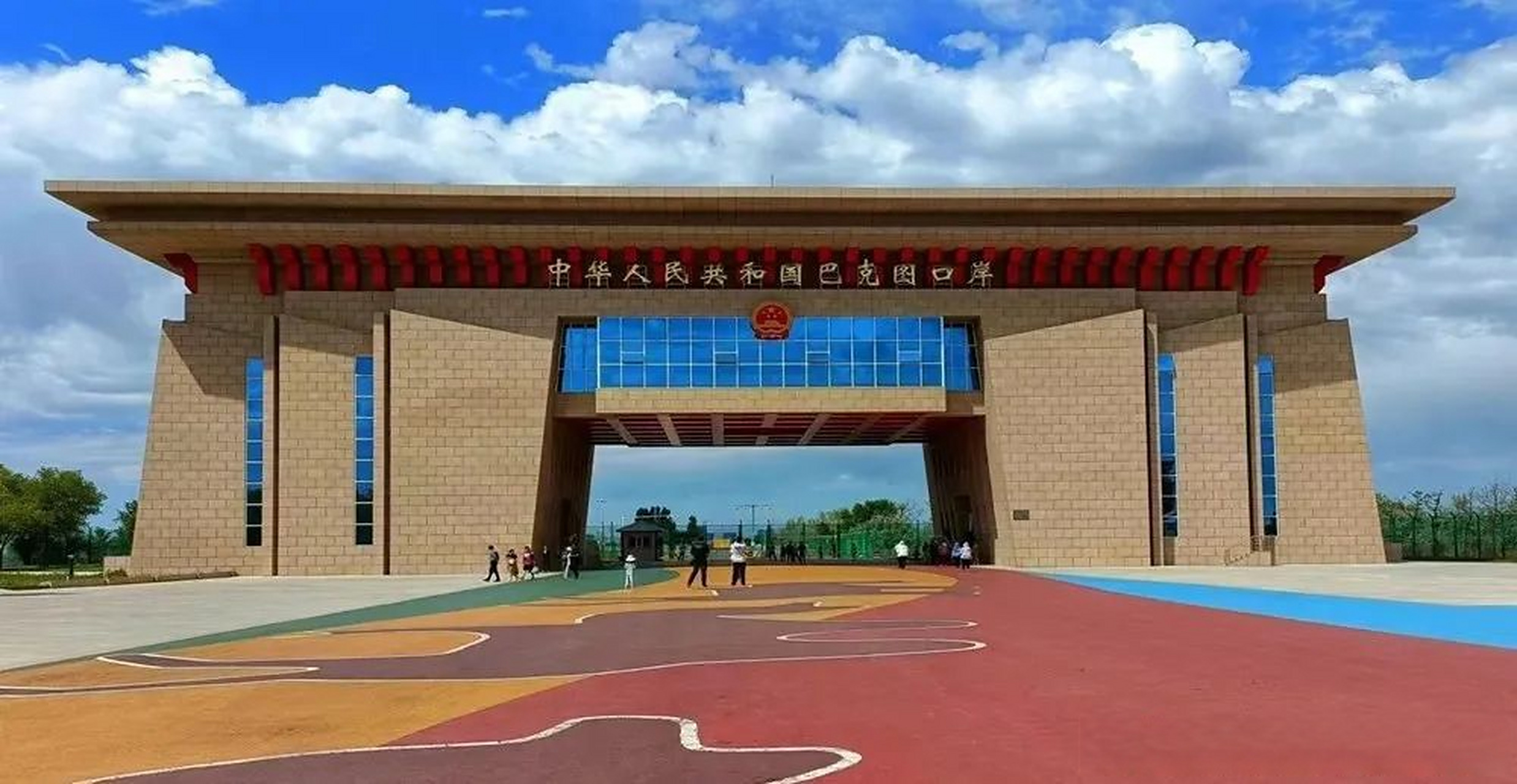 从通道经济到产业经济,再到产业集聚,今天巴克图口岸朝气蓬勃,发展的