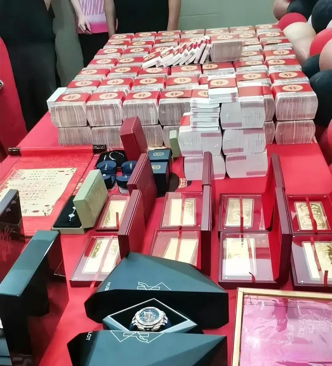 运送998万元现金彩礼  红彤彤的,一捆一捆的,998万元,实打实的人民币