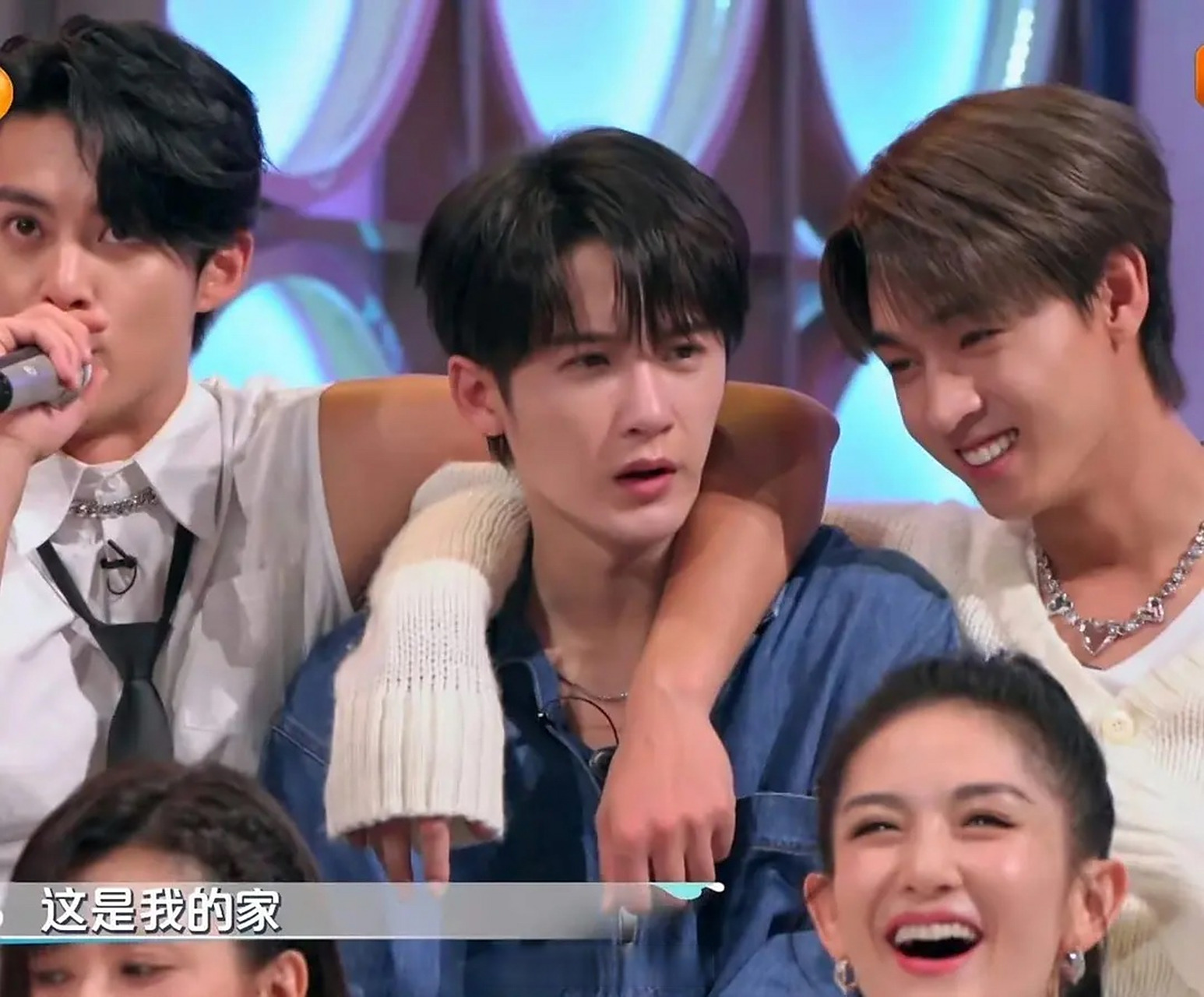 王鹤棣和秦霄贤好像调戏良家妇女一样搂着檀健次,爽死檀健次sfw了.