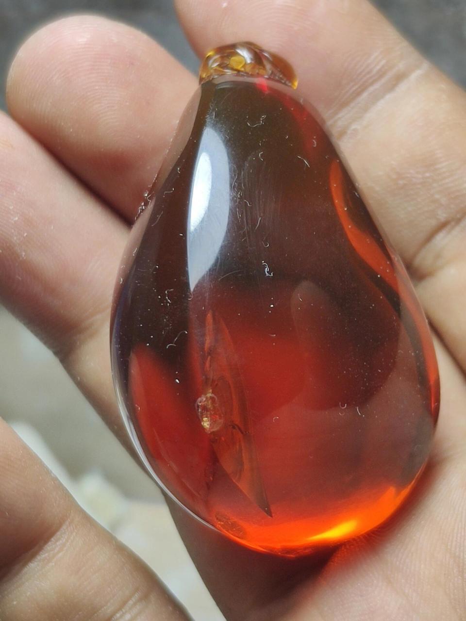 修复一枚磕坏的琥珀坠子,附过程