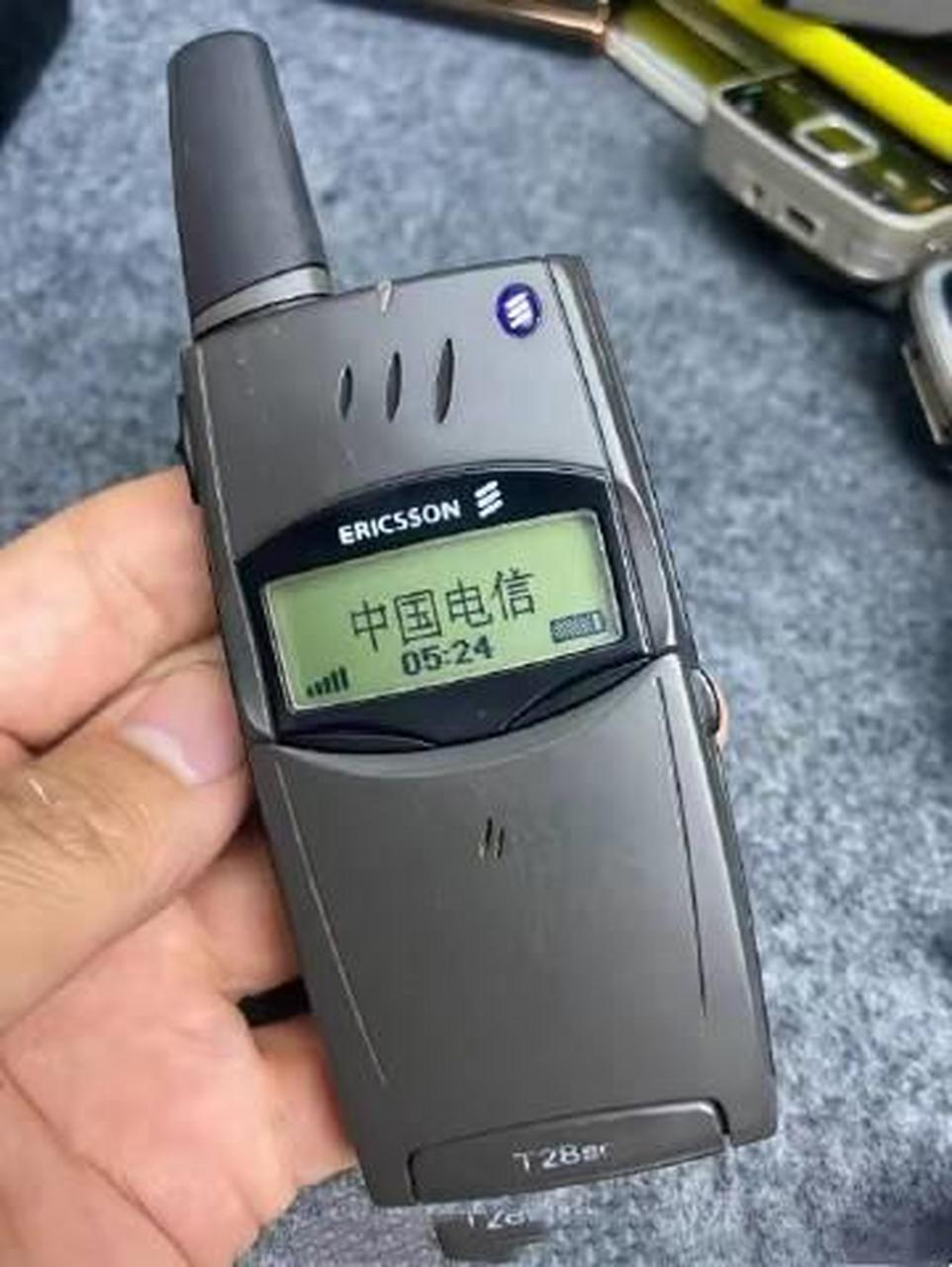 曾经我有台这样的爱立信t28,只能存两百条短信,里面装着满满的回忆.