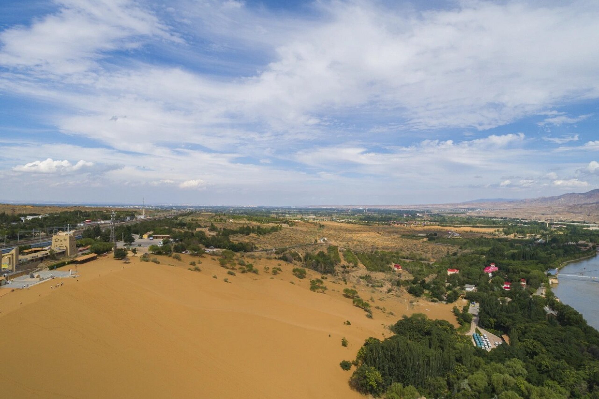 沙坡头航拍记 338国道和包兰铁路笔直向中卫市区里走去,黄河在这里