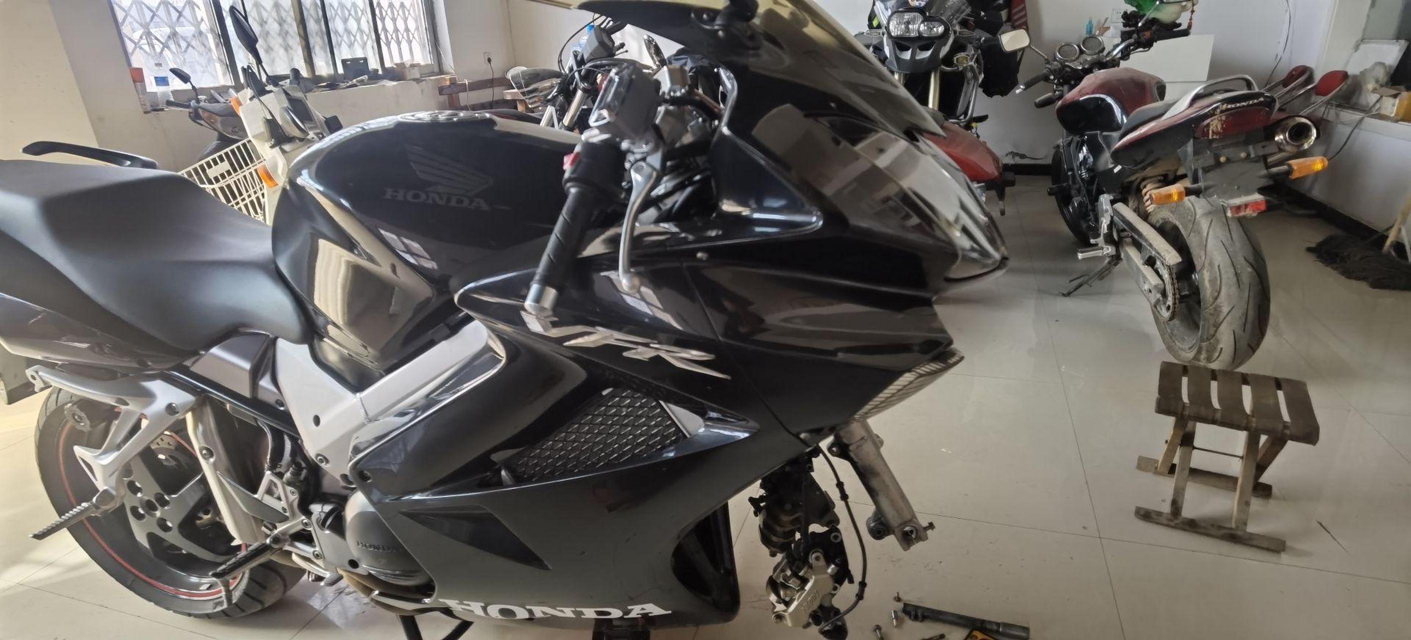 本田vfr800更换新轮胎,前减震器保养